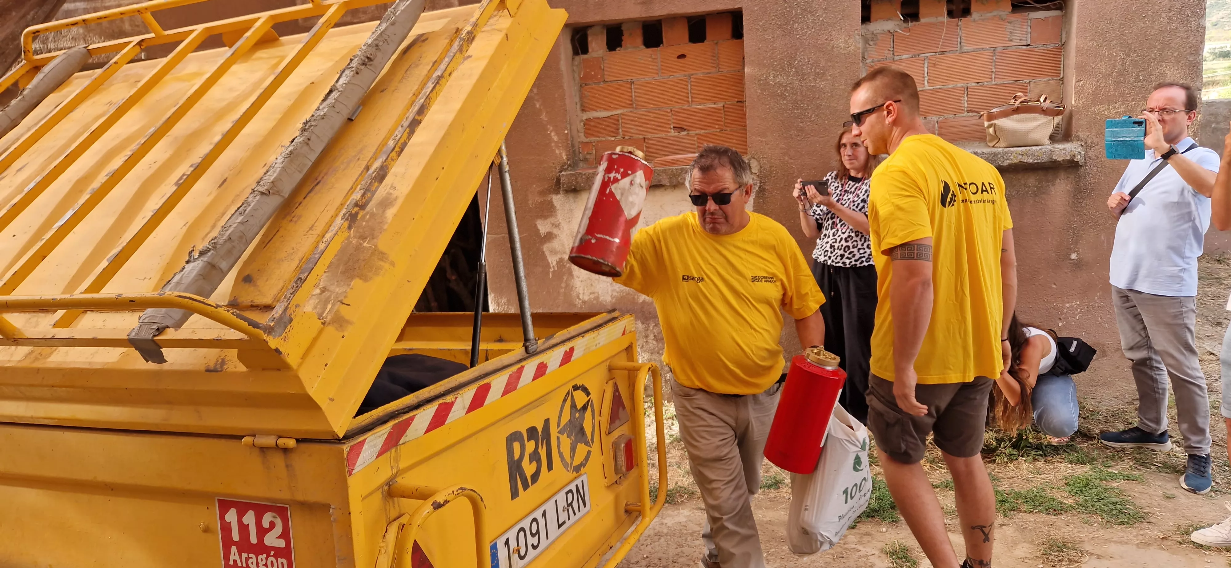 Bomberos de Infoar a su regreso a Ayerbe del incendio de Castilla y León. Foto Myriam Martínez