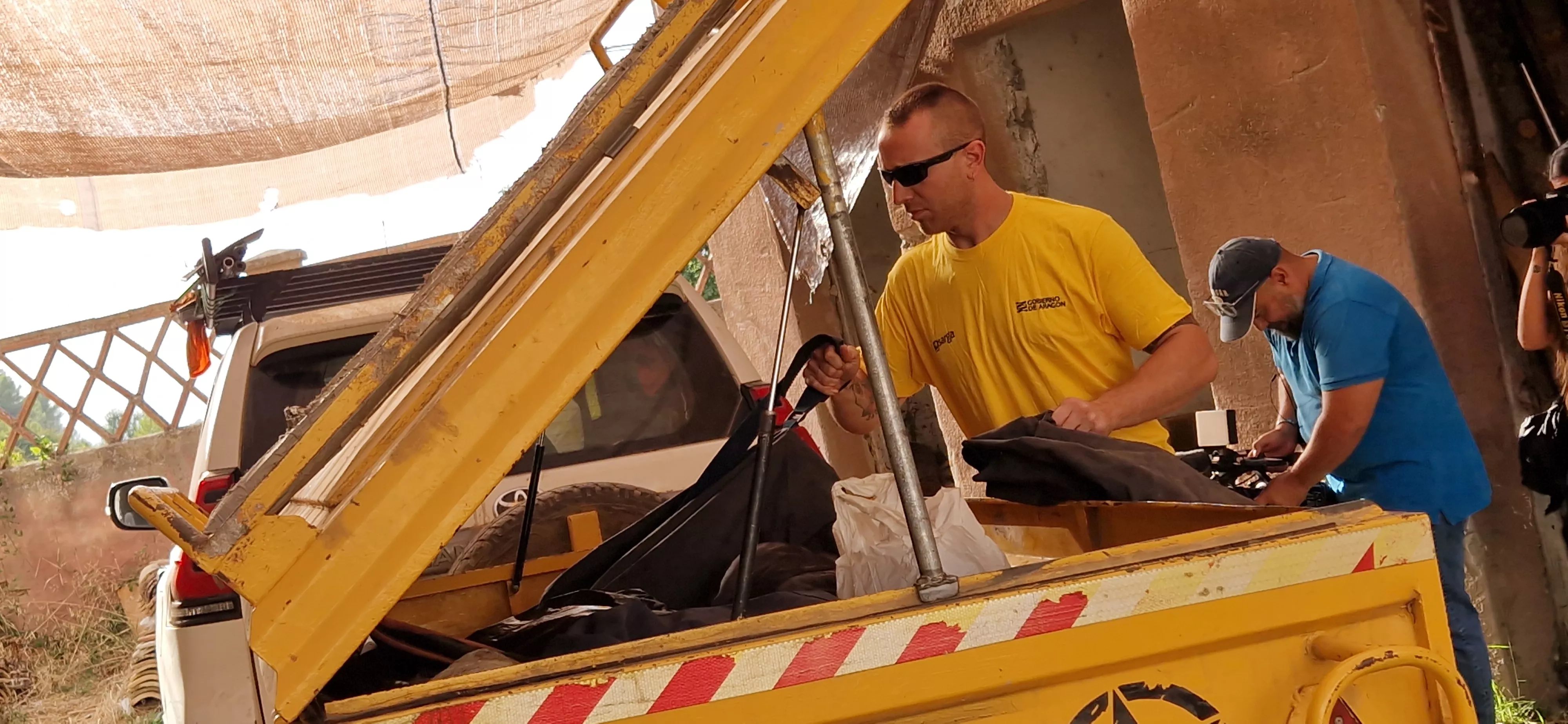 Bomberos de Infoar a su regreso a Ayerbe del incendio de Castilla y León. Foto Myriam Martínez