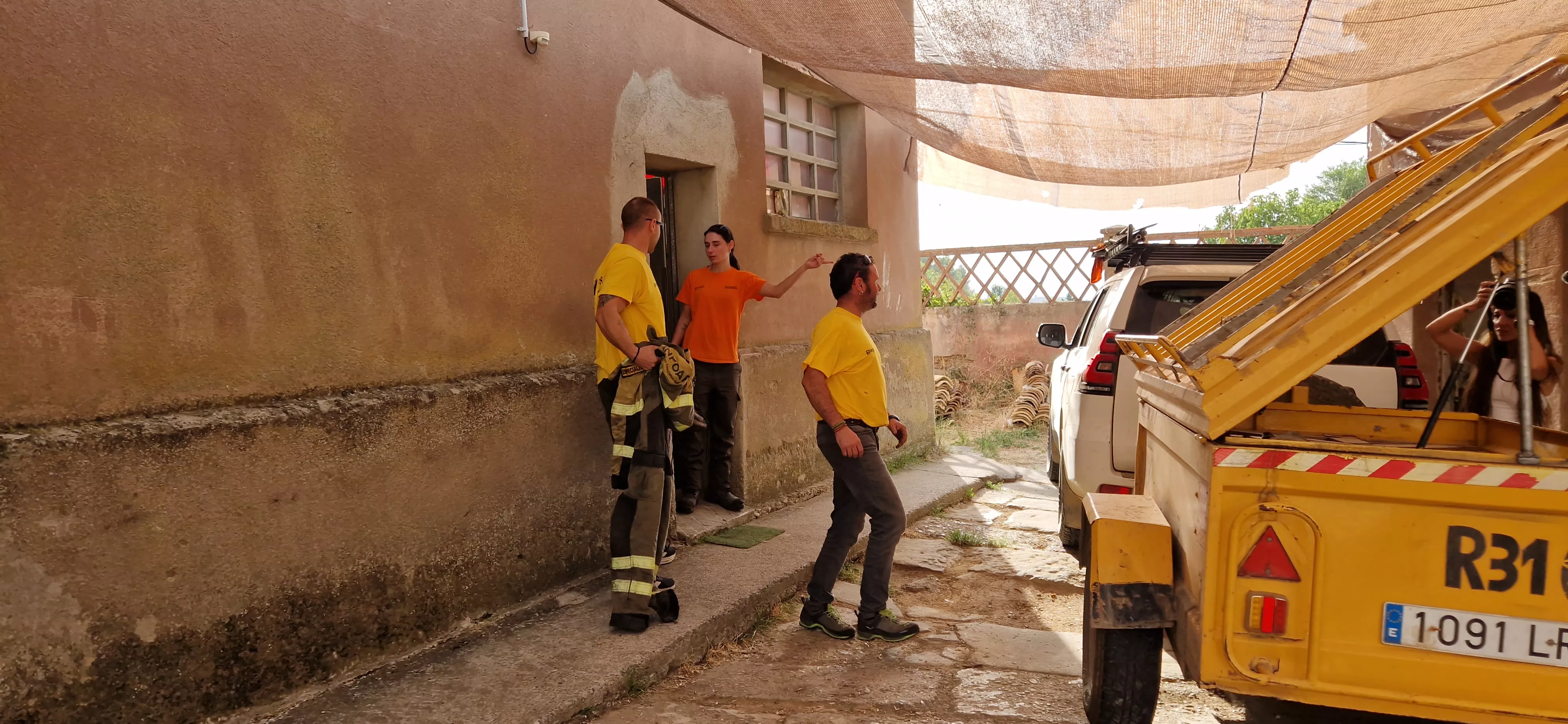Bomberos de Infoar a su regreso a Ayerbe del incendio de Castilla y León. Foto Myriam Martínez