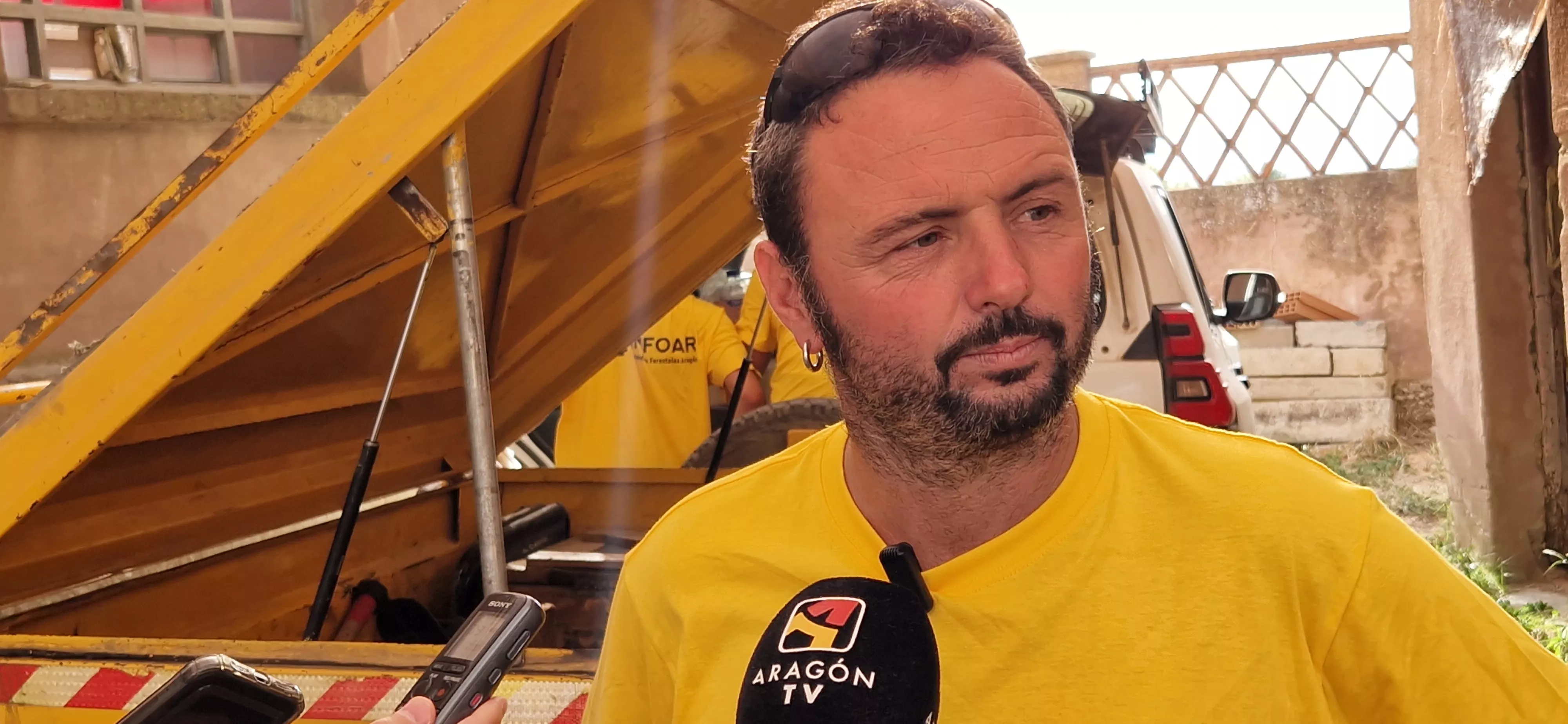 Bomberos de Infoar a su regreso a Ayerbe del incendio de Castilla y León. Foto Myriam Martínez