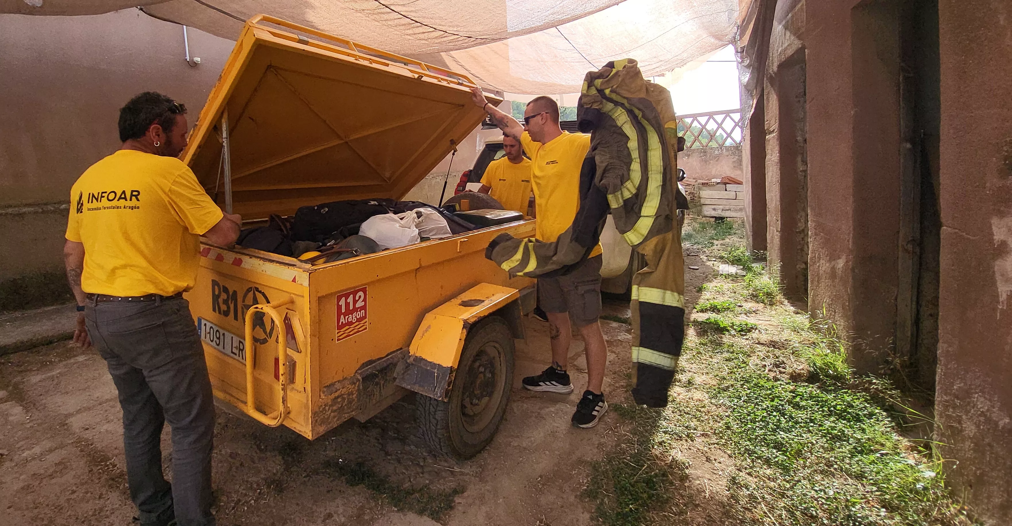Bomberos de Infoar a su regreso a Ayerbe del incendio de Castilla y León. Foto Mercedes Manterola