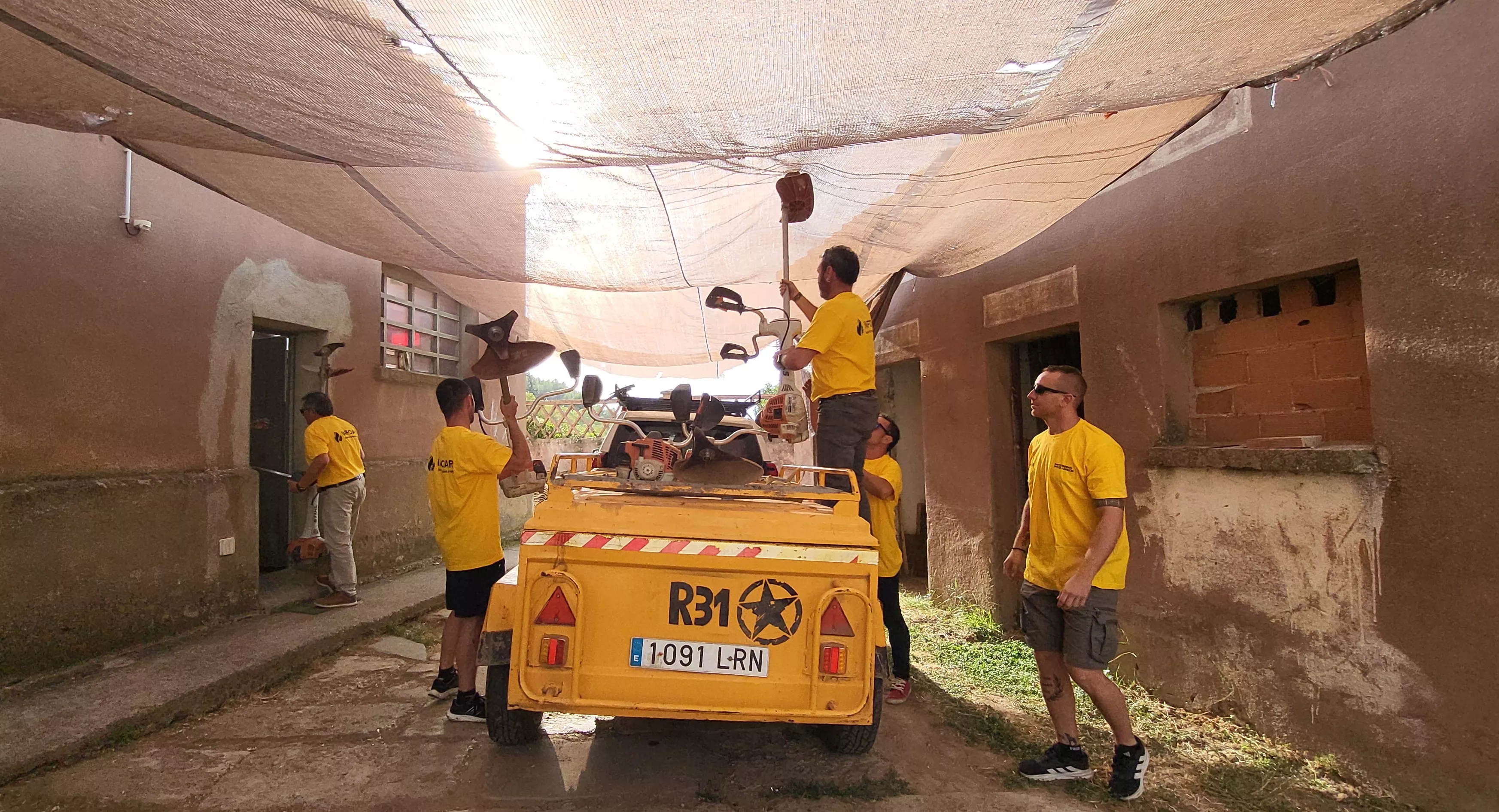 Bomberos de Infoar a su regreso a Ayerbe del incendio de Castilla y León. Foto Mercedes Manterola