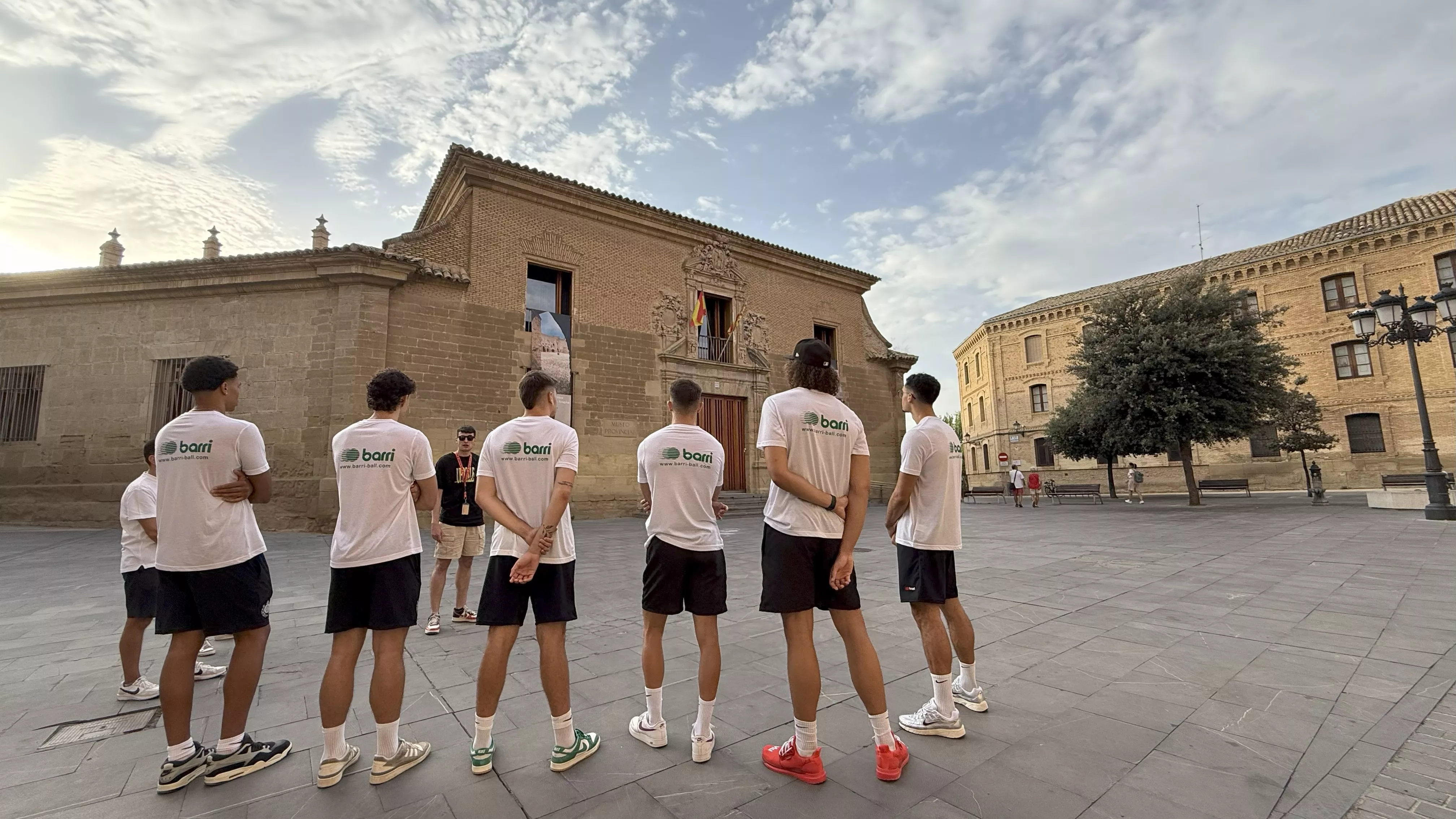 Ante el Museo Provincial