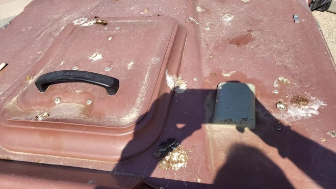 Tapa de contenedor de orgánico en la calle Los Olivos Tapa de contenedor de orgánico en la calle Los Olivos