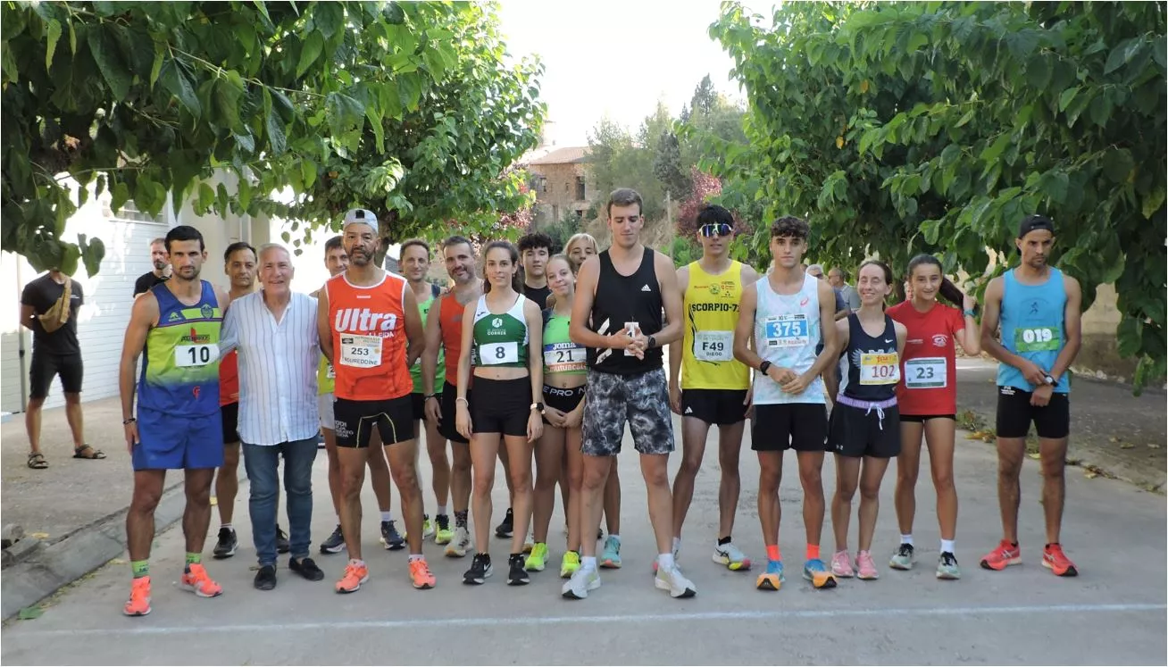 Participantes de la carrera Absoluta con el alcalde Luis Fuster