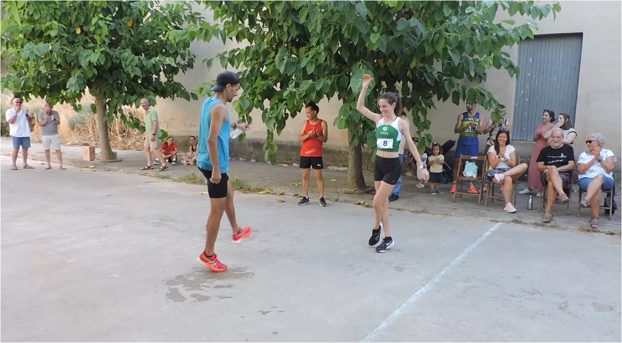 Abdelhak Sabhi y Verónica Escartín bailan la jota de los pollos