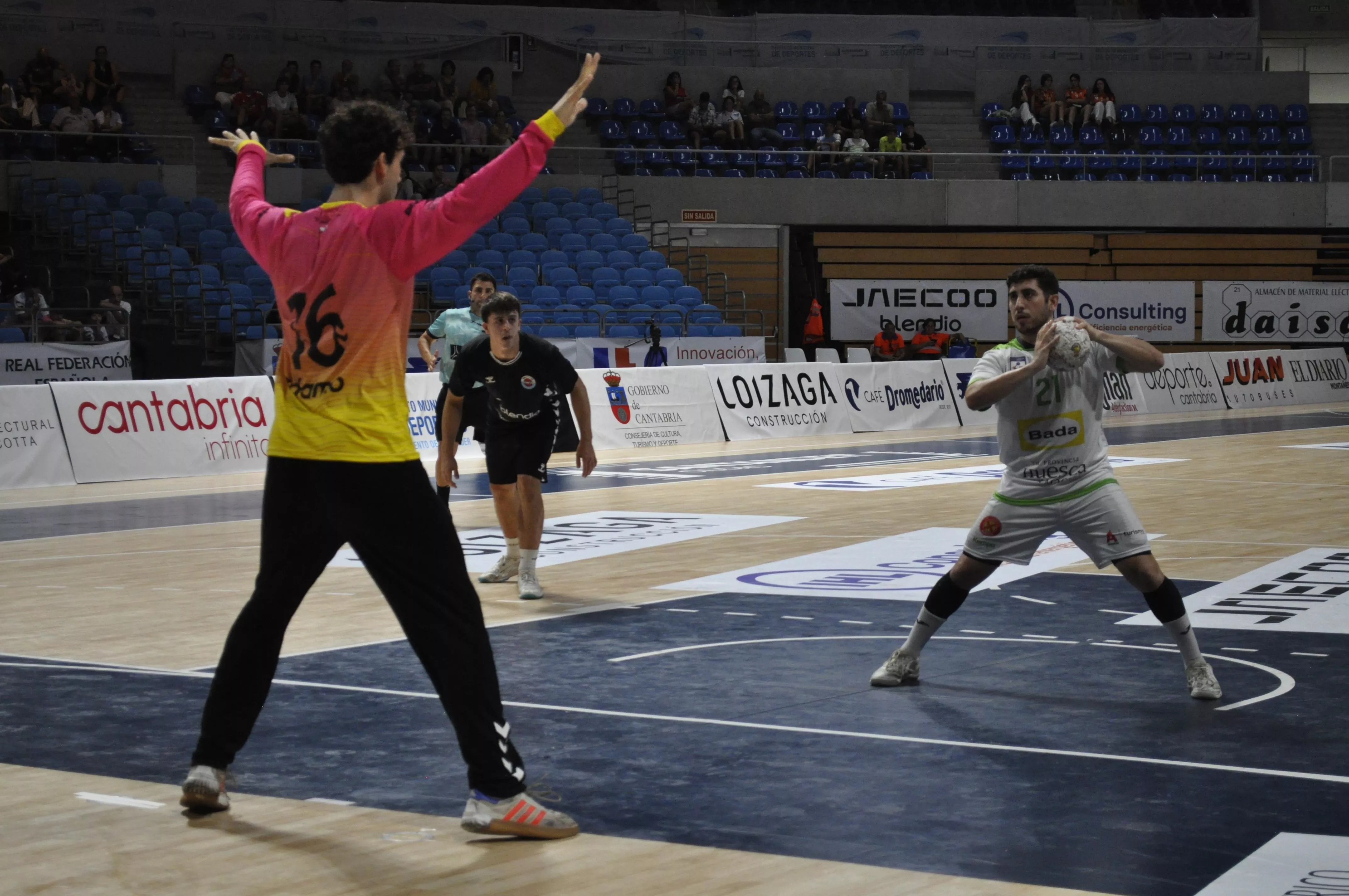 Charly Pérez lanza un penalti ante Quiroga en el Bada-Sinfín del torneo de Santander