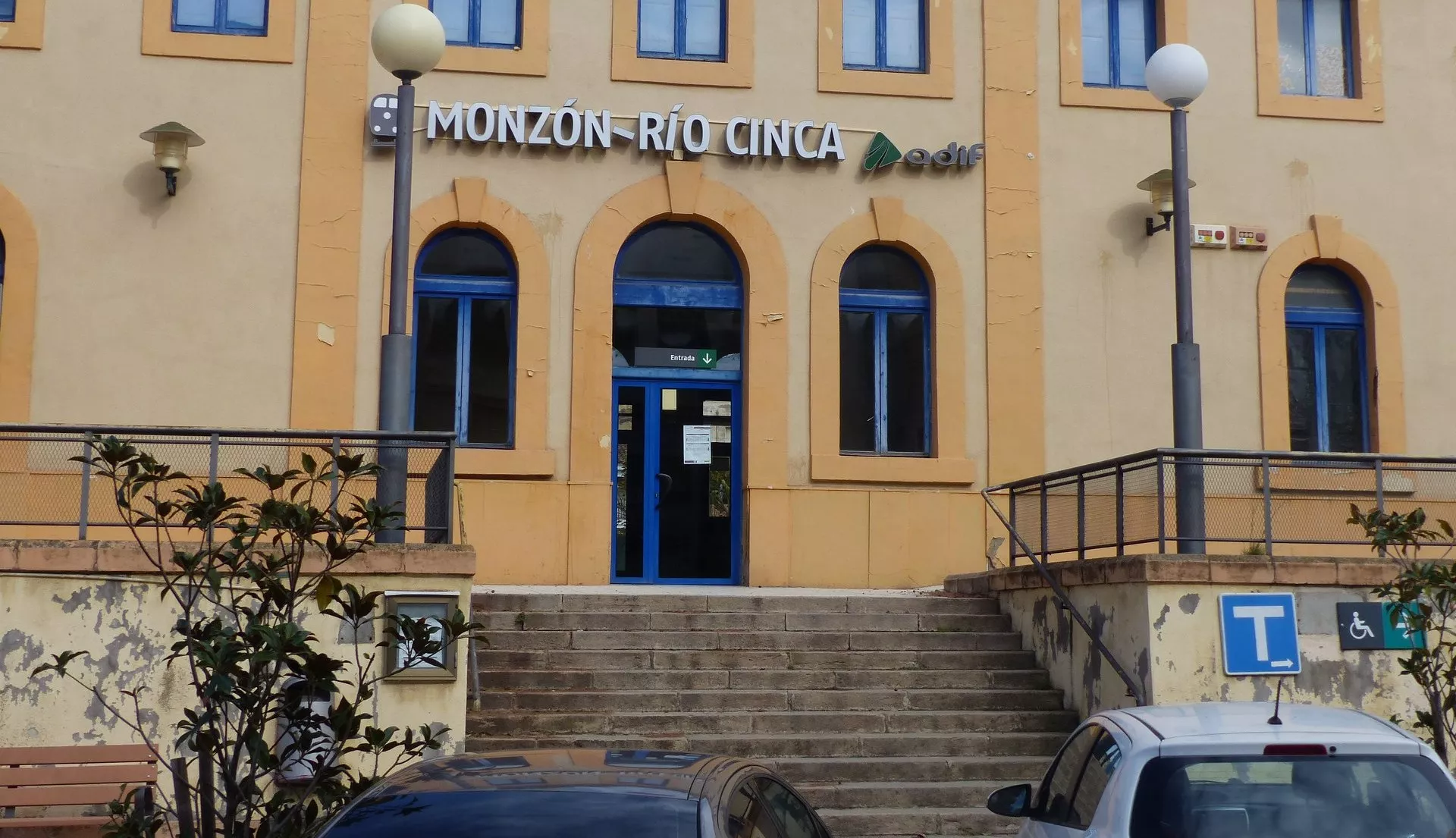 Monzón, a la espera de que Adif acometa los trabajos de mejora y mantenimiento en la estación. Monzón, a la espera de que Adif acometa los trabajos de mejora y mantenimiento en la estación.