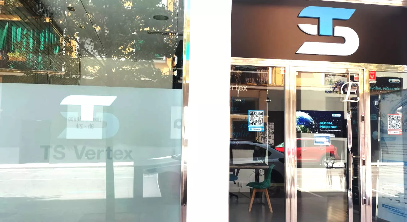 Cartel de apertura de 9 a 21 horas, con la oficina cerrada a las 13:45.