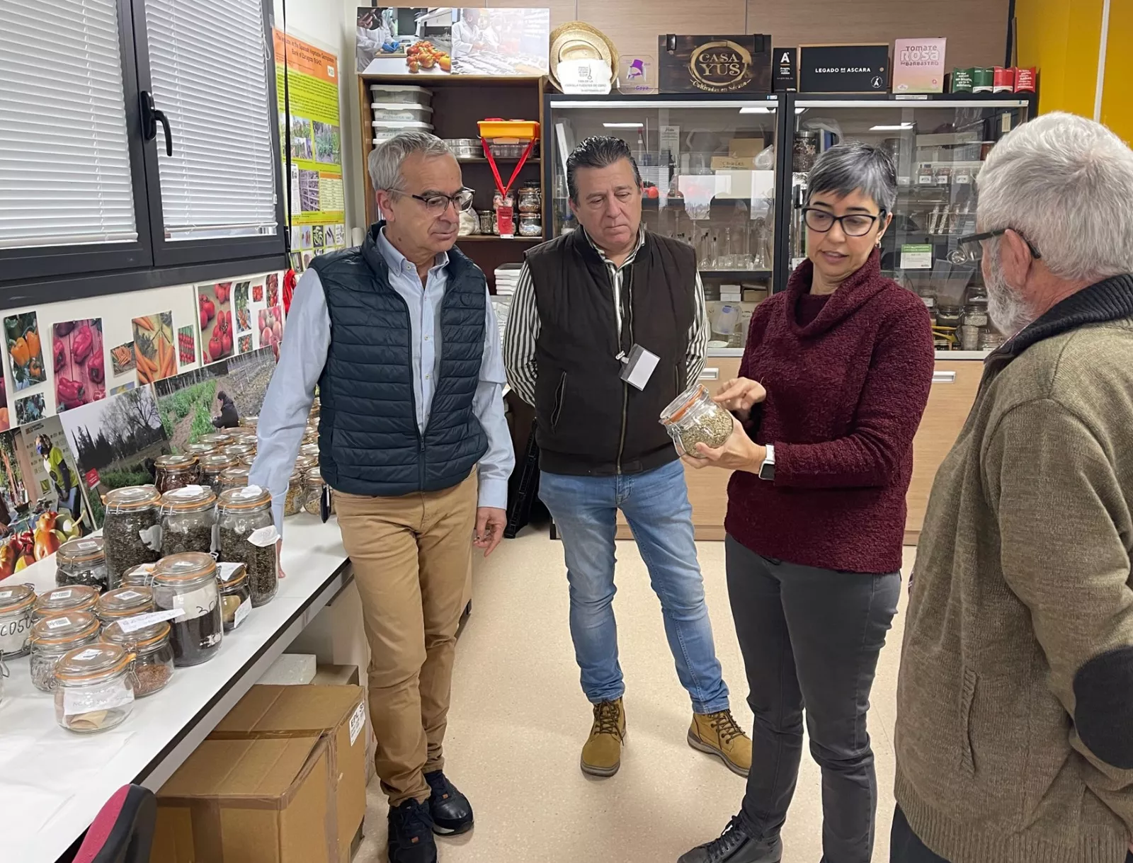 Cristina Mallor mostrando las semillas de tomate Zaragozano en 2023