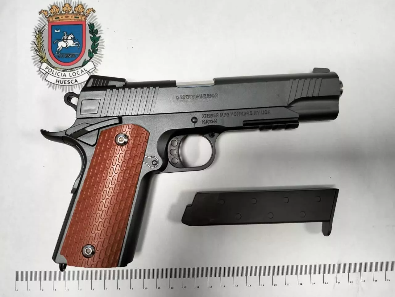 Arma que le fue incautada al individuo por la Policía Local de Huesca. Arma que le fue incautada al individuo por la Policía Local de Huesca.
