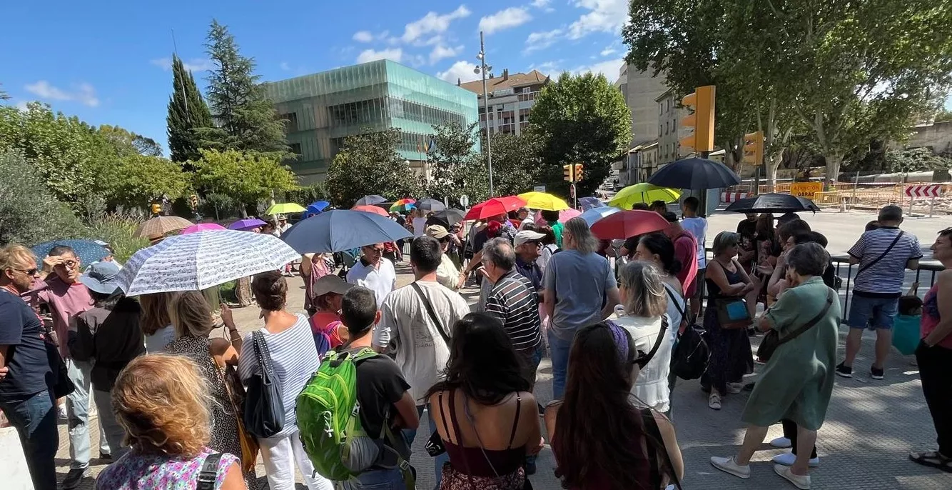 Concentración de la plataforma Árboles Vivos Huesca contra la tala de árboles. Foto Mercedes Manterola