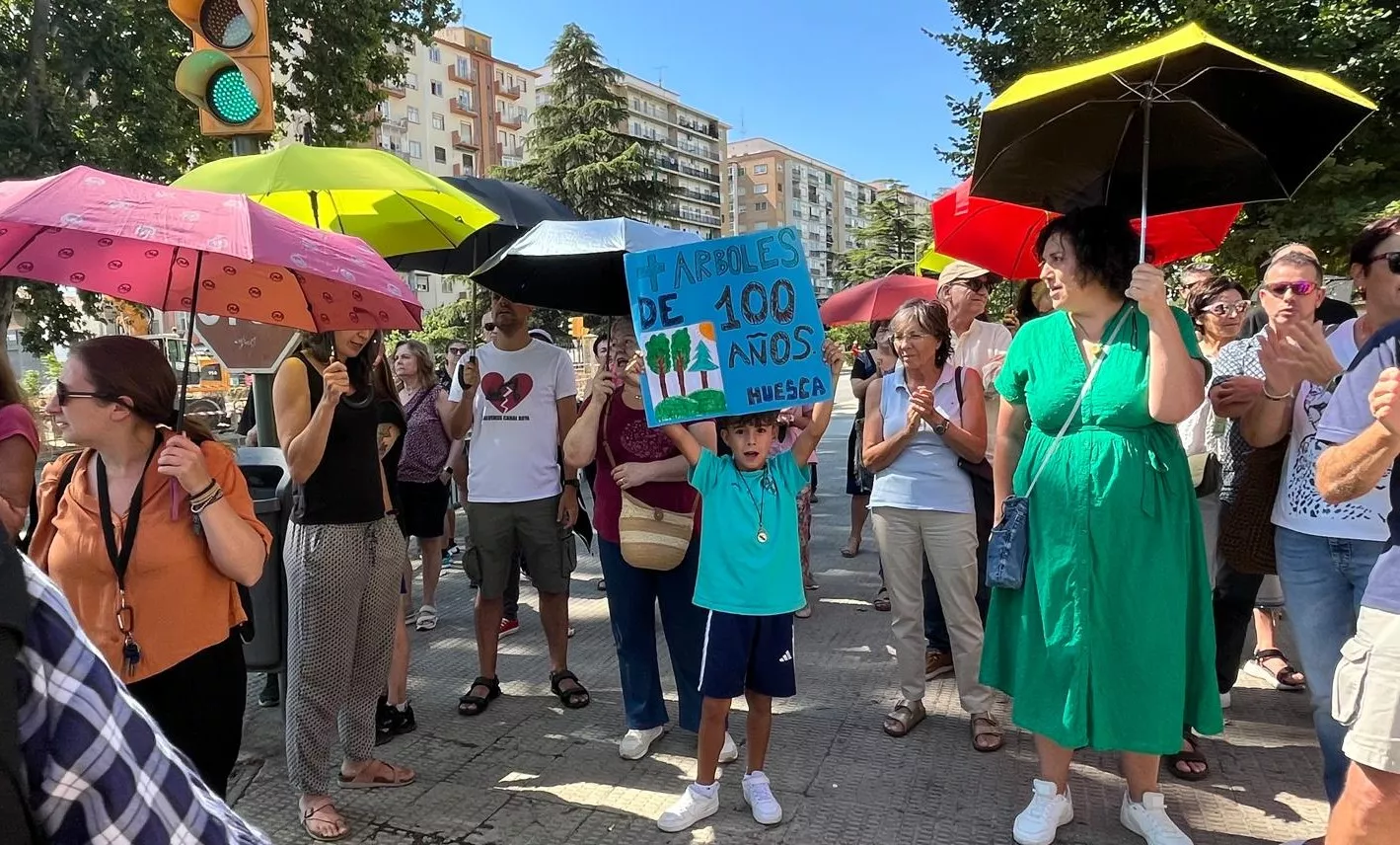 Concentración de la plataforma Árboles Vivos Huesca contra la tala de árboles. Foto Mercedes Manterola