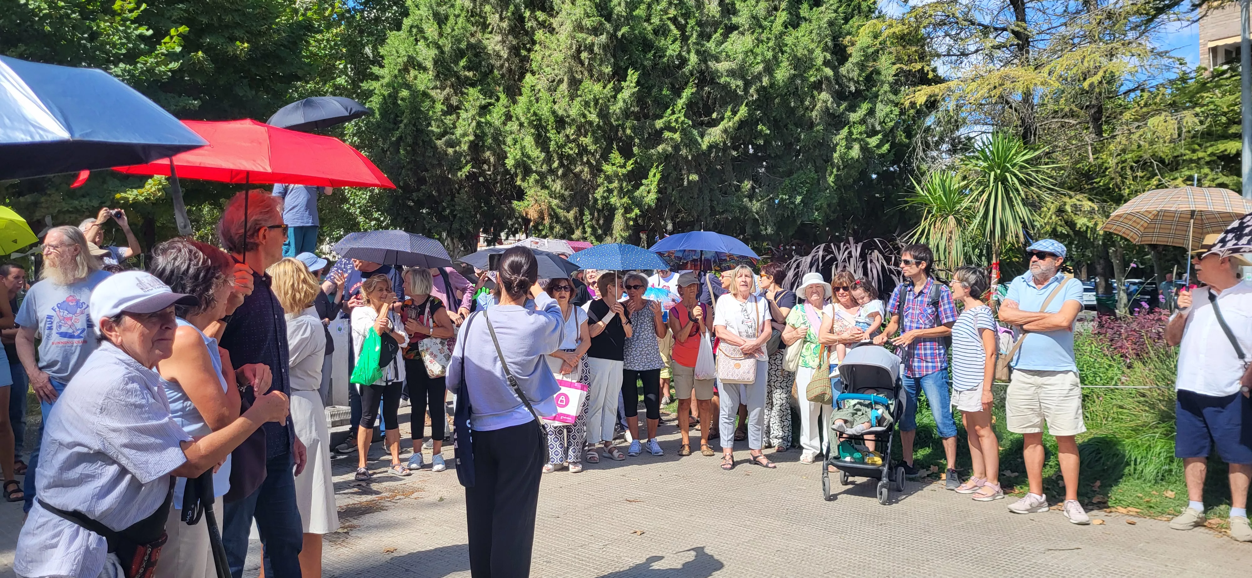 Concentración de la plataforma Árboles Vivos Huesca contra la tala de árboles. Foto Mercedes Manterola