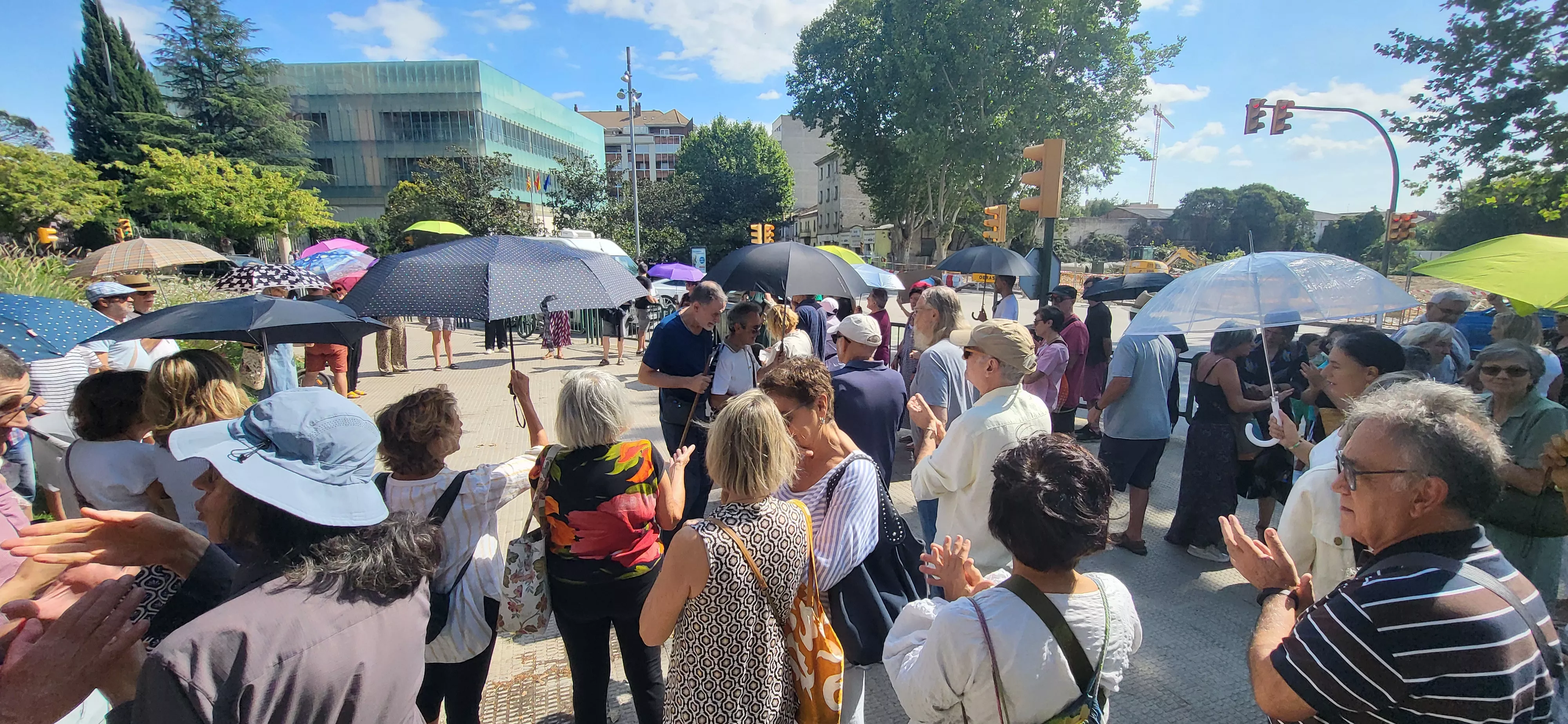 Concentración de la plataforma Árboles Vivos Huesca contra la tala de árboles. Foto Mercedes Manterola