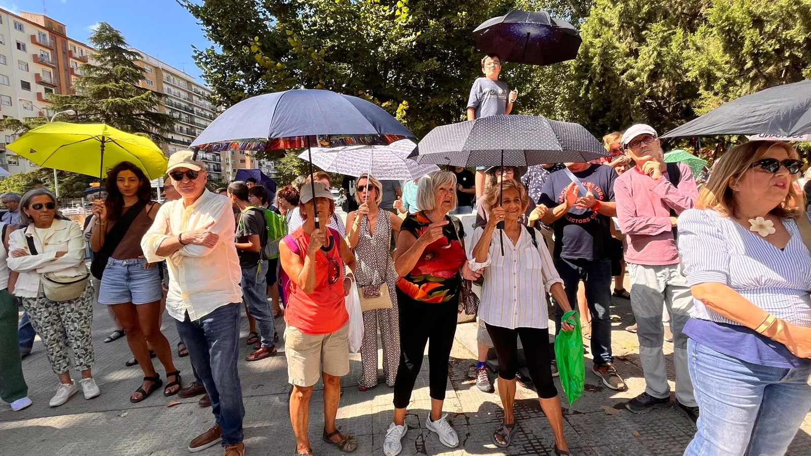 Concentración de la plataforma Árboles Vivos Huesca contra la tala de árboles. Foto Mercedes Manterola