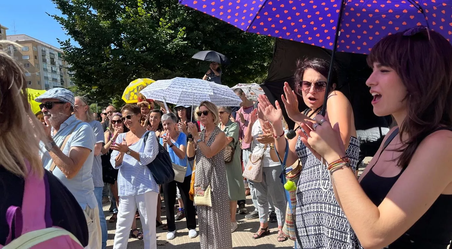 Concentración de la plataforma Árboles Vivos Huesca contra la tala de árboles. Foto Mercedes Manterola