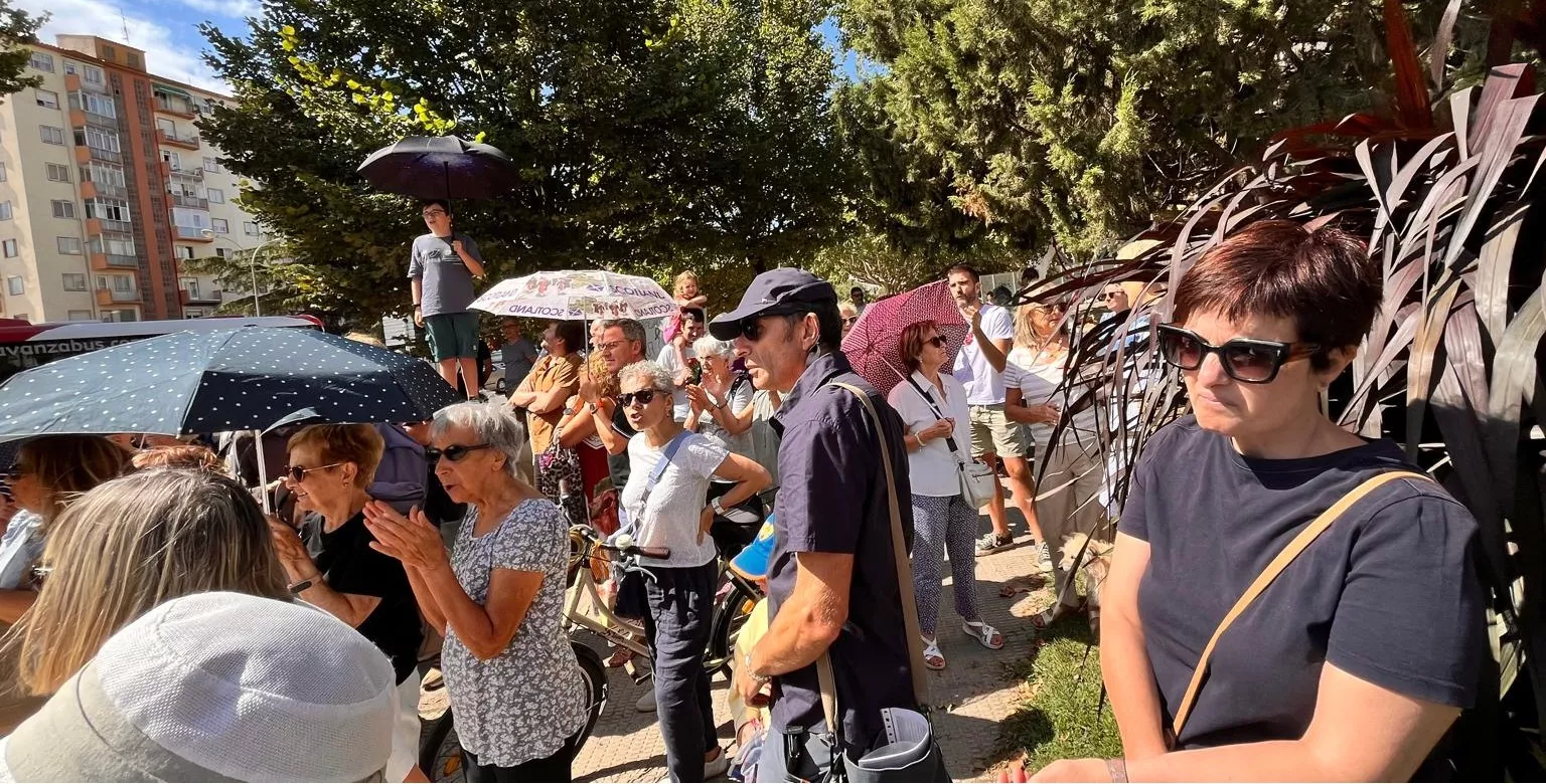 Concentración de la plataforma Árboles Vivos Huesca contra la tala de árboles. Foto Mercedes Manterola