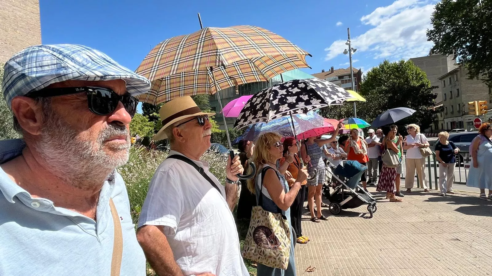 Concentración de la plataforma Árboles Vivos Huesca contra la tala de árboles. Foto Mercedes Manterola