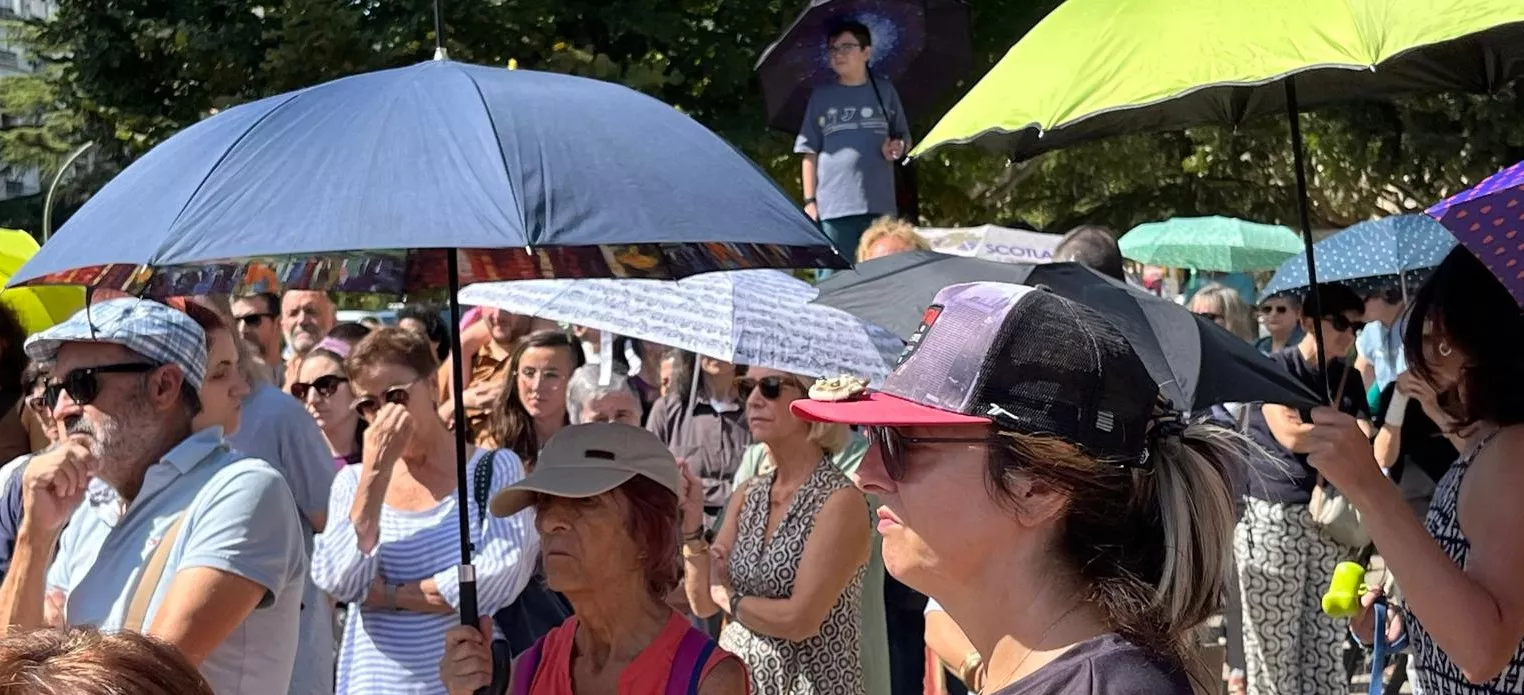 Concentración de la plataforma Árboles Vivos Huesca contra la tala de árboles. Foto Mercedes Manterola