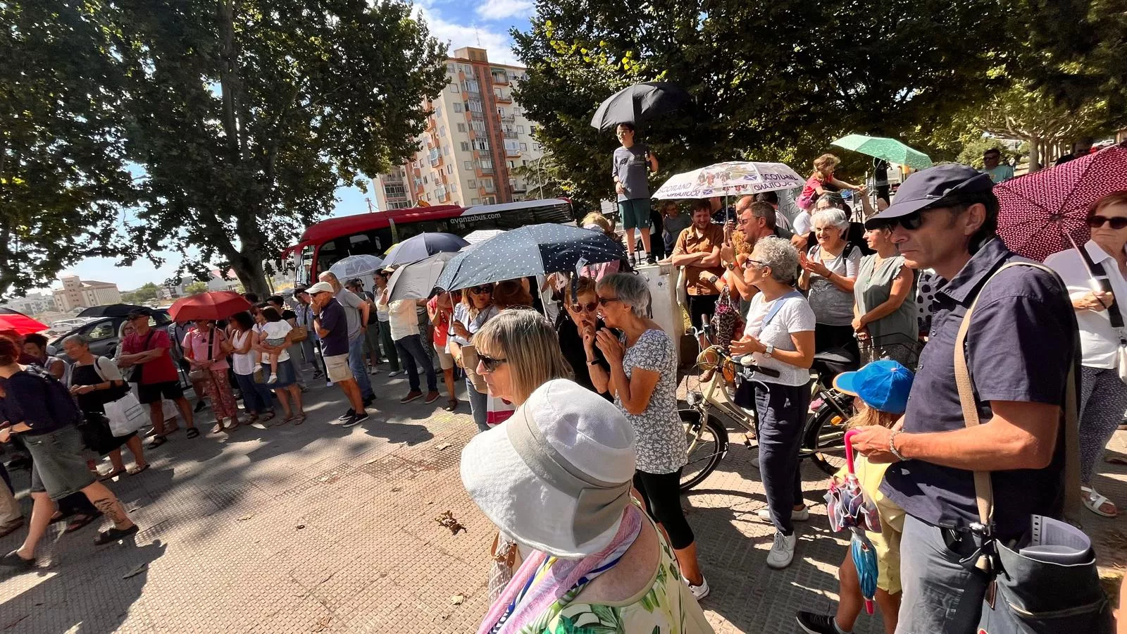 Concentración de la plataforma Árboles Vivos Huesca contra la tala de árboles. Foto Mercedes Manterola