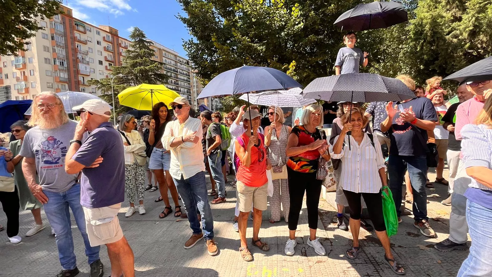 Concentración de la plataforma Árboles Vivos Huesca contra la tala de árboles. Foto Mercedes Manterola
