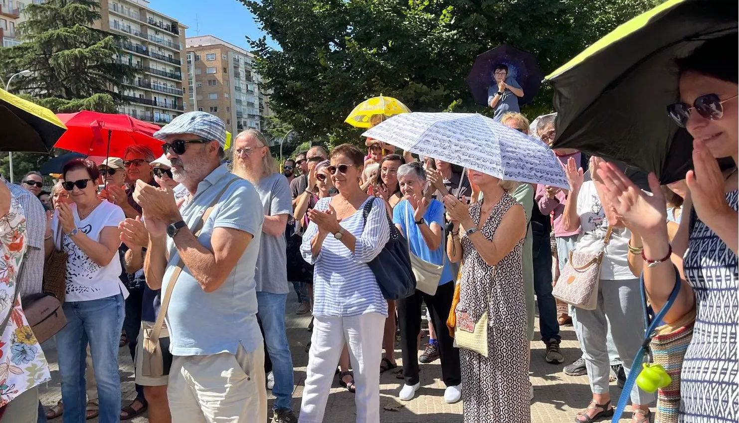 Concentración de la plataforma Árboles Vivos Huesca contra la tala de árboles. Foto Mercedes Manterola