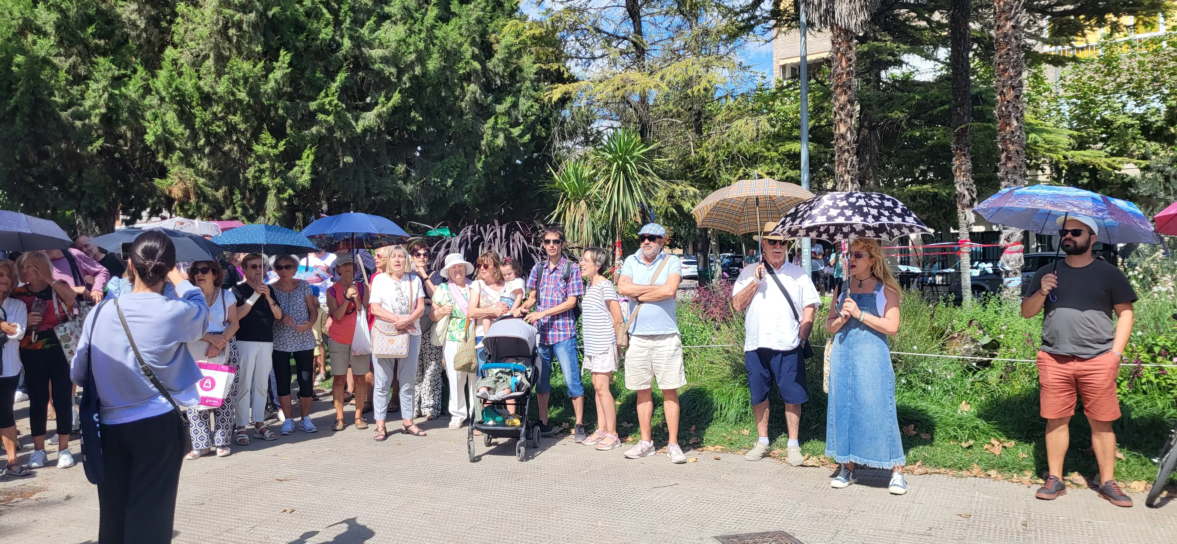 Concentración de la plataforma Árboles Vivos Huesca contra la tala de árboles. Foto Mercedes Manterola