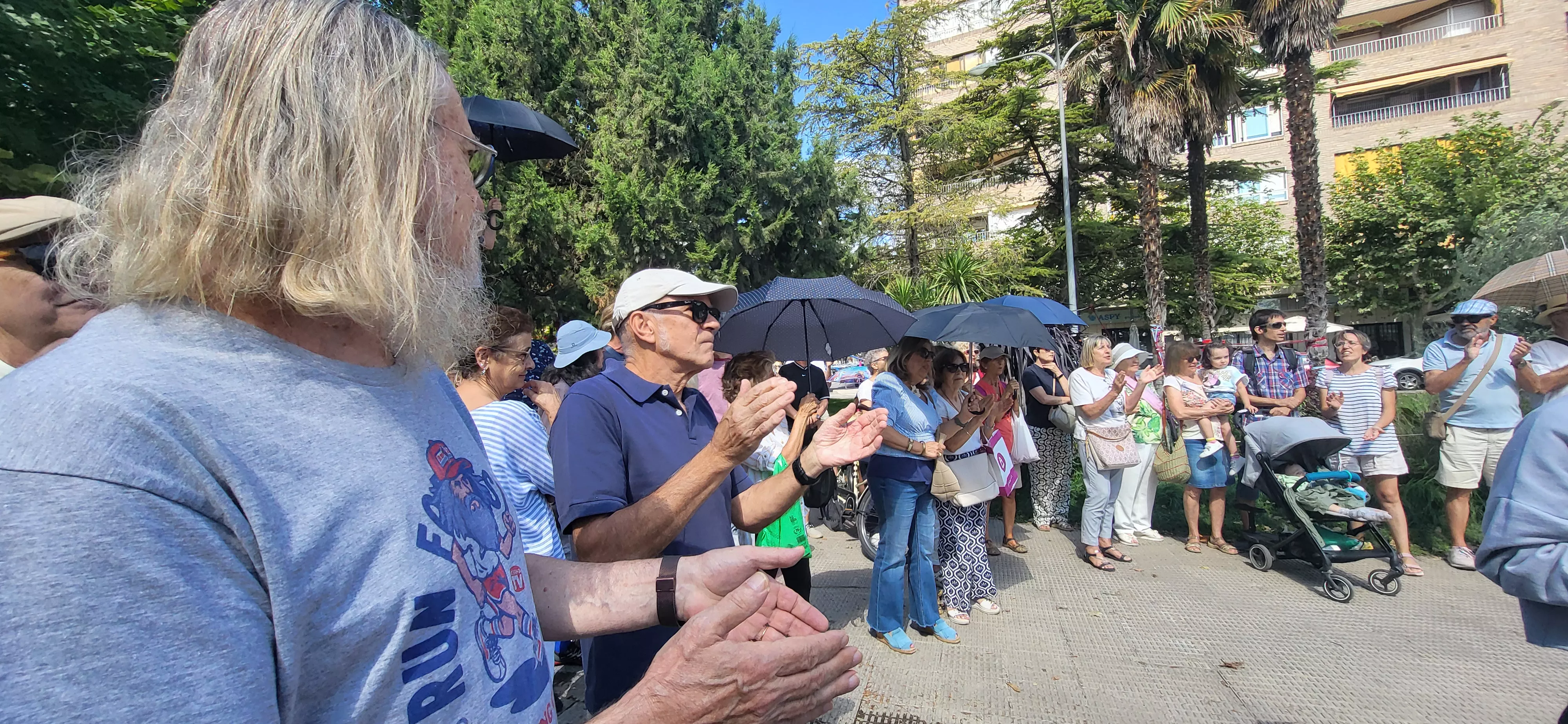 Concentración de la plataforma Árboles Vivos Huesca contra la tala de árboles. Foto Mercedes Manterola