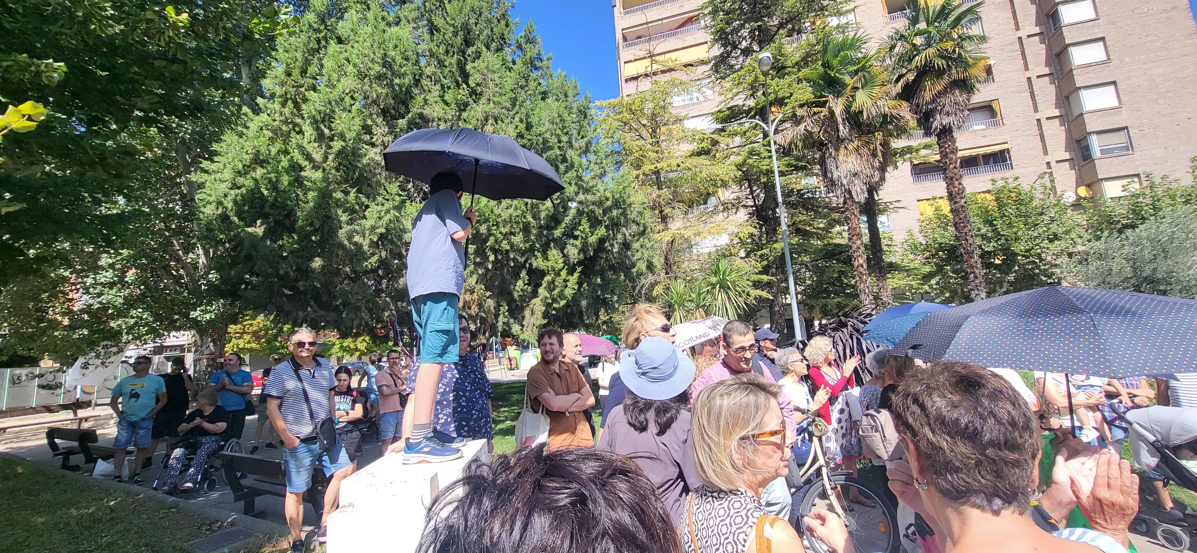 Concentración de la plataforma Árboles Vivos Huesca contra la tala de árboles. Foto Mercedes Manterola