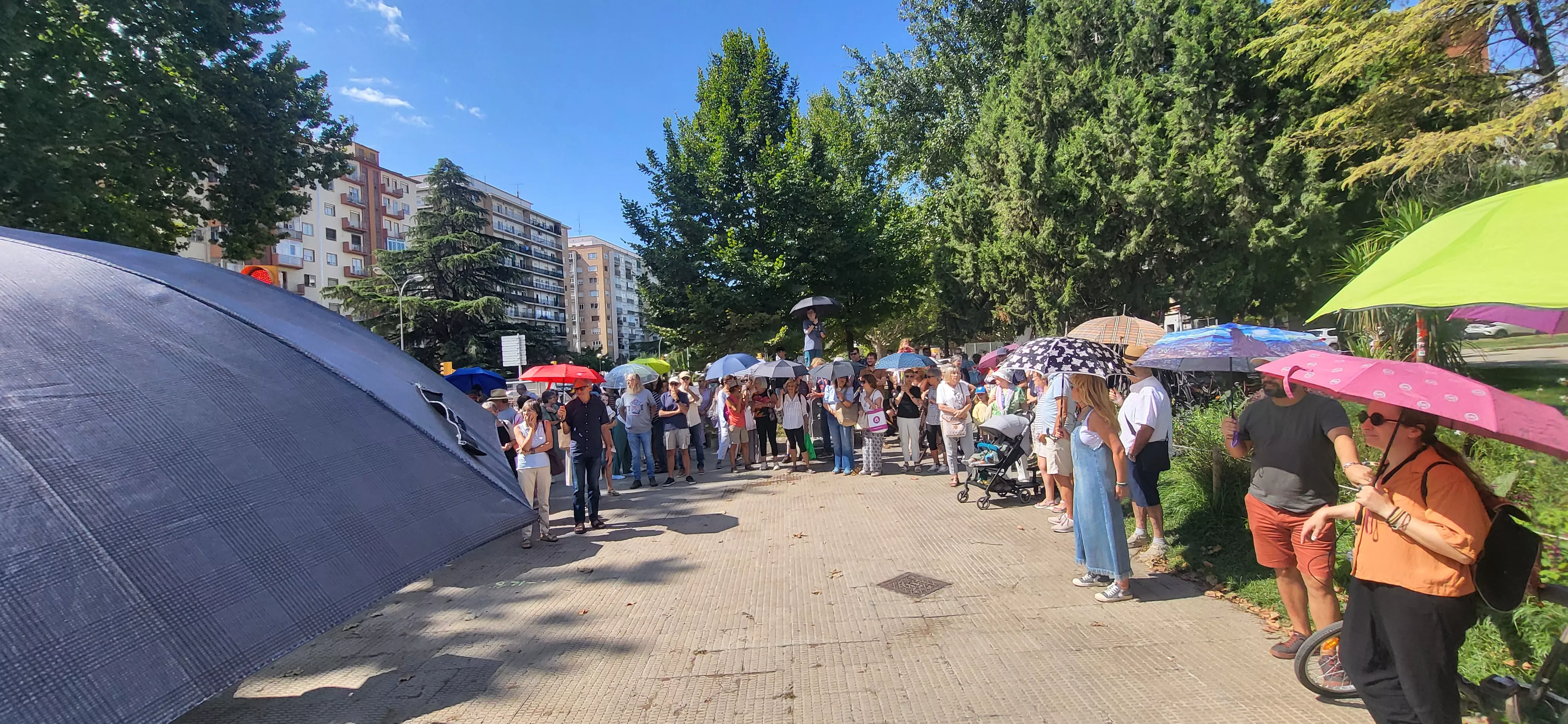 Concentración de la plataforma Árboles Vivos Huesca contra la tala de árboles. Foto Mercedes Manterola
