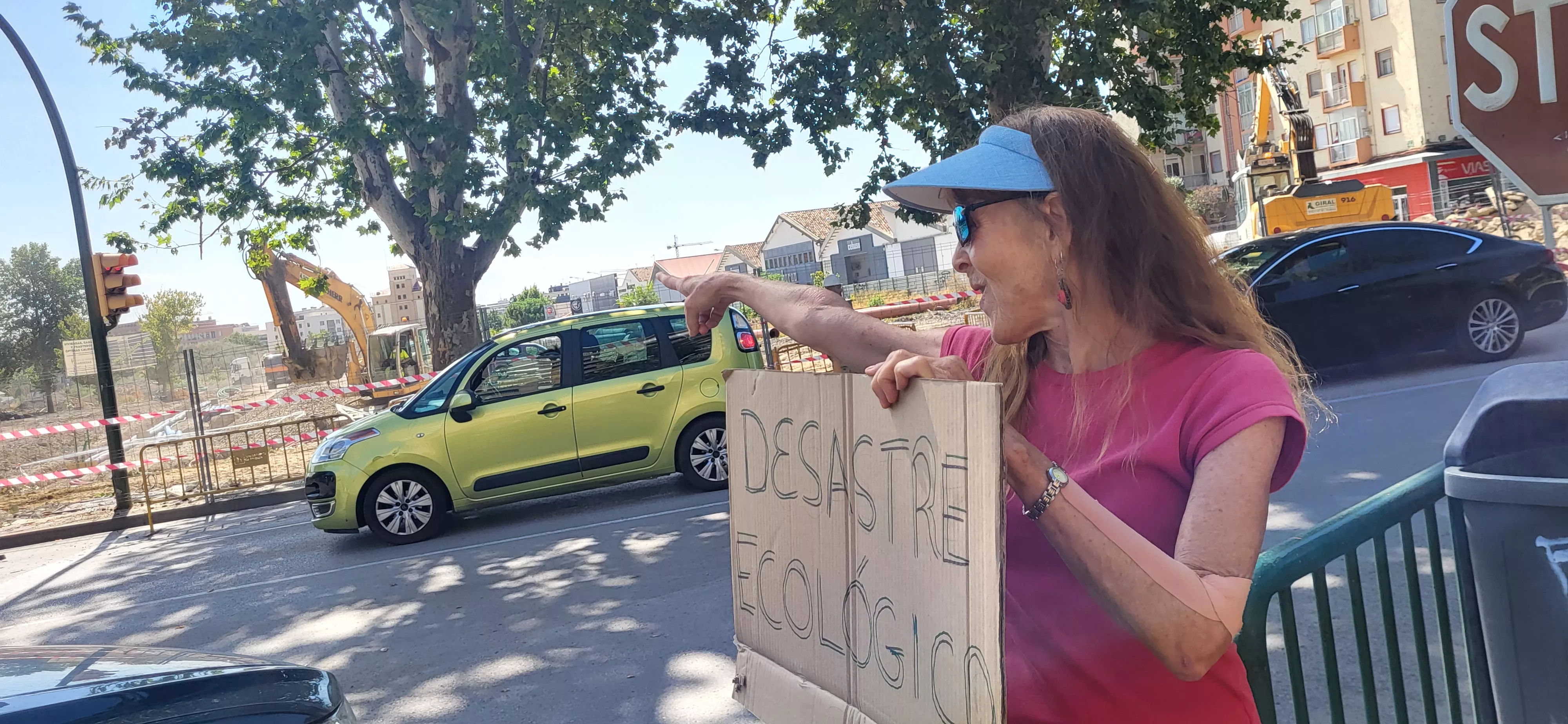 Concentración de la plataforma Árboles Vivos Huesca contra la tala de árboles. Foto Mercedes Manterola