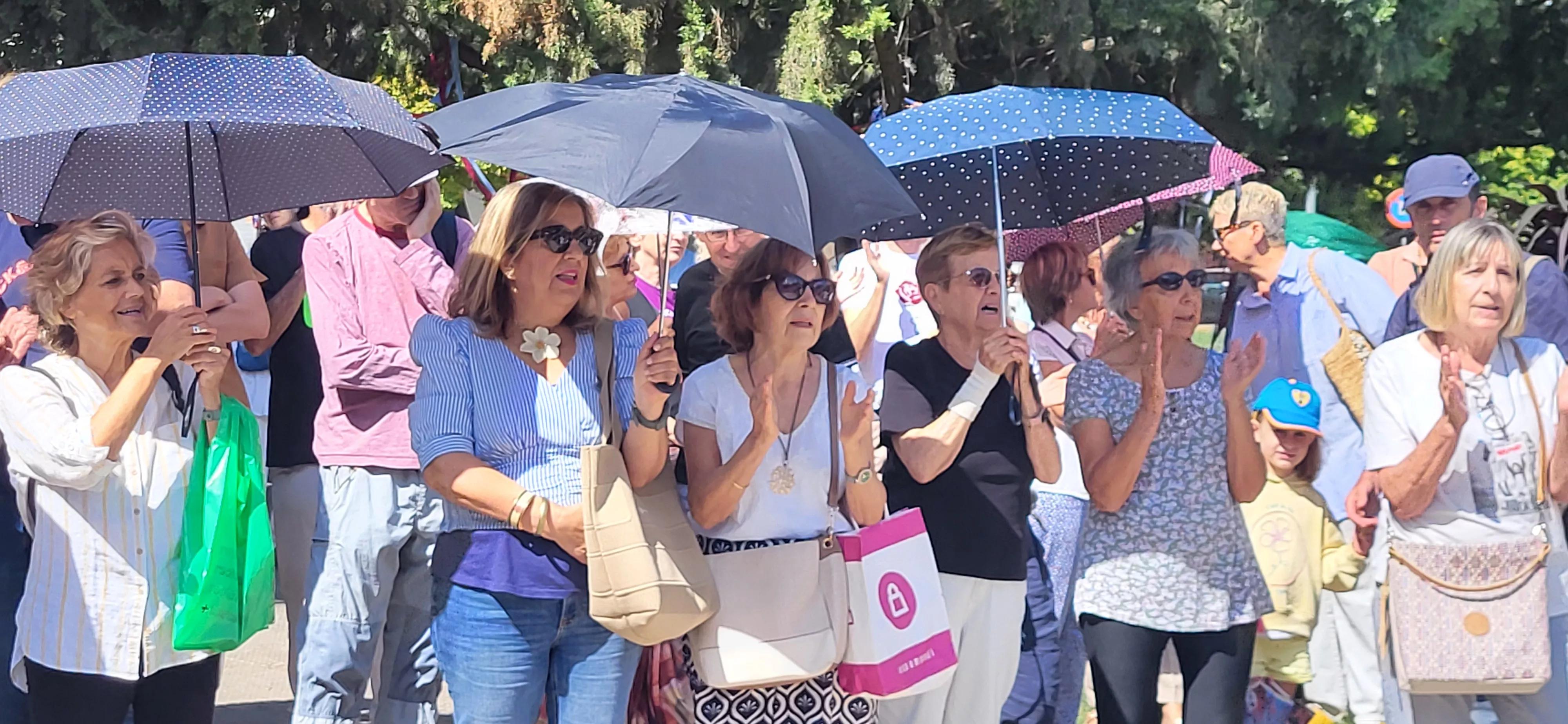 Concentración de la plataforma Árboles Vivos Huesca contra la tala de árboles. Foto Mercedes Manterola