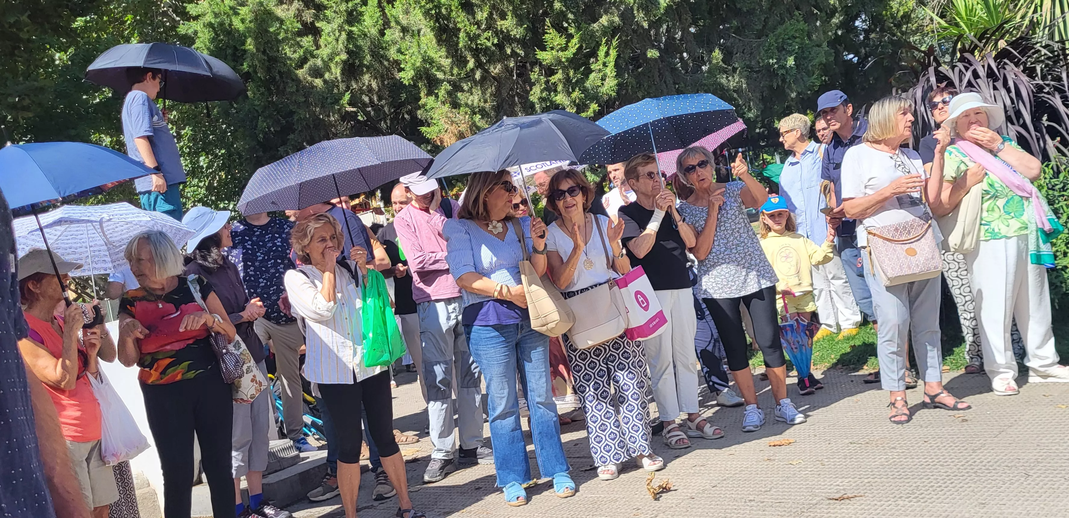 Concentración de la plataforma Árboles Vivos Huesca contra la tala de árboles. Foto Mercedes Manterola
