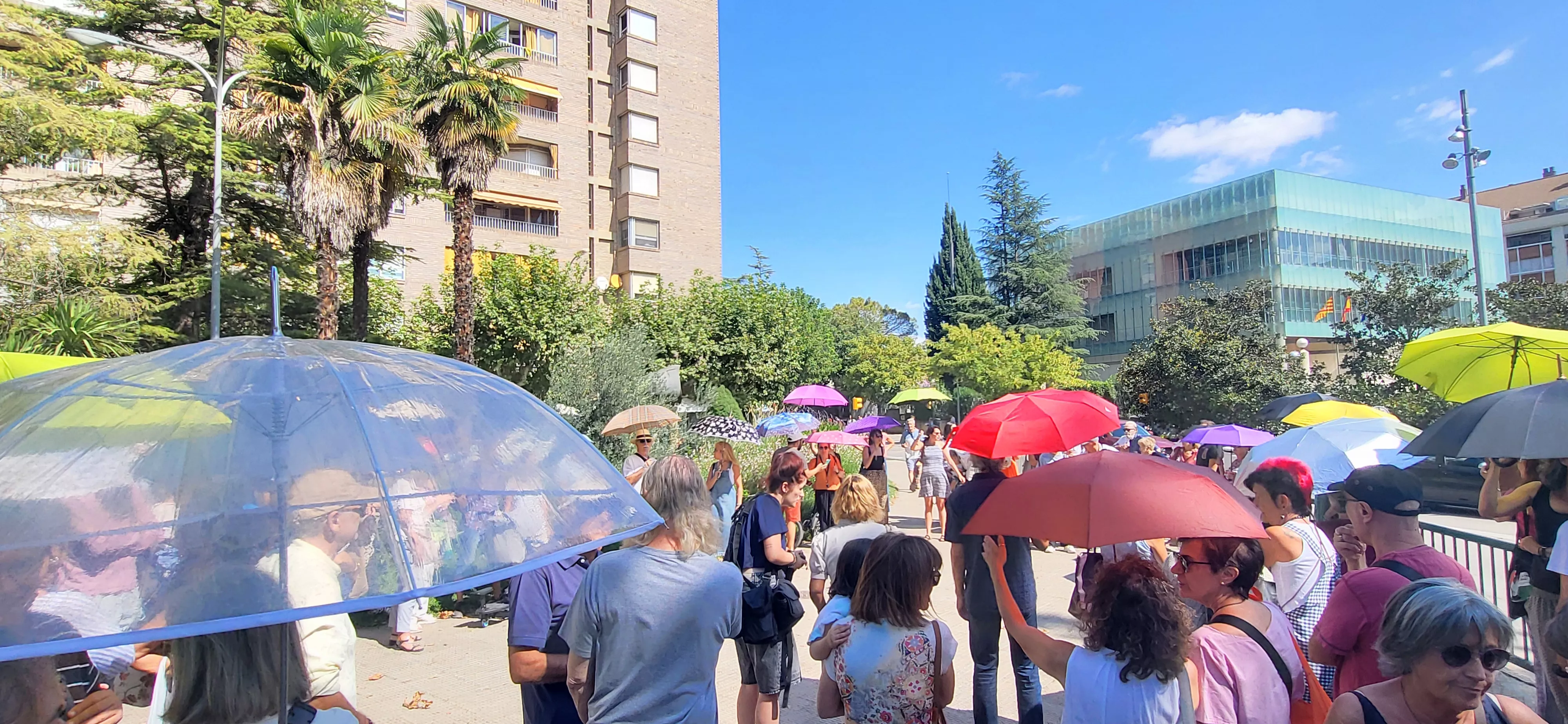Concentración de la plataforma Árboles Vivos Huesca contra la tala de árboles. Foto Mercedes Manterola