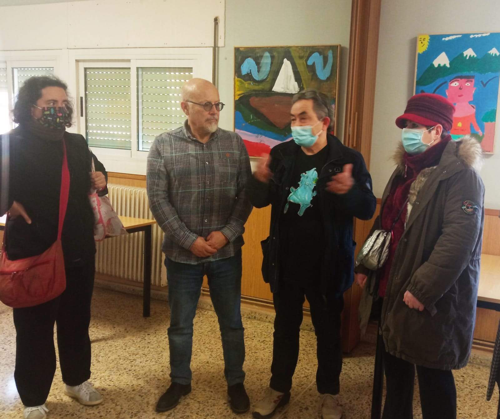 El concejal Arturo Biarge con Eduardo Cajal y dos de las artistas que han pintado los cuadros.