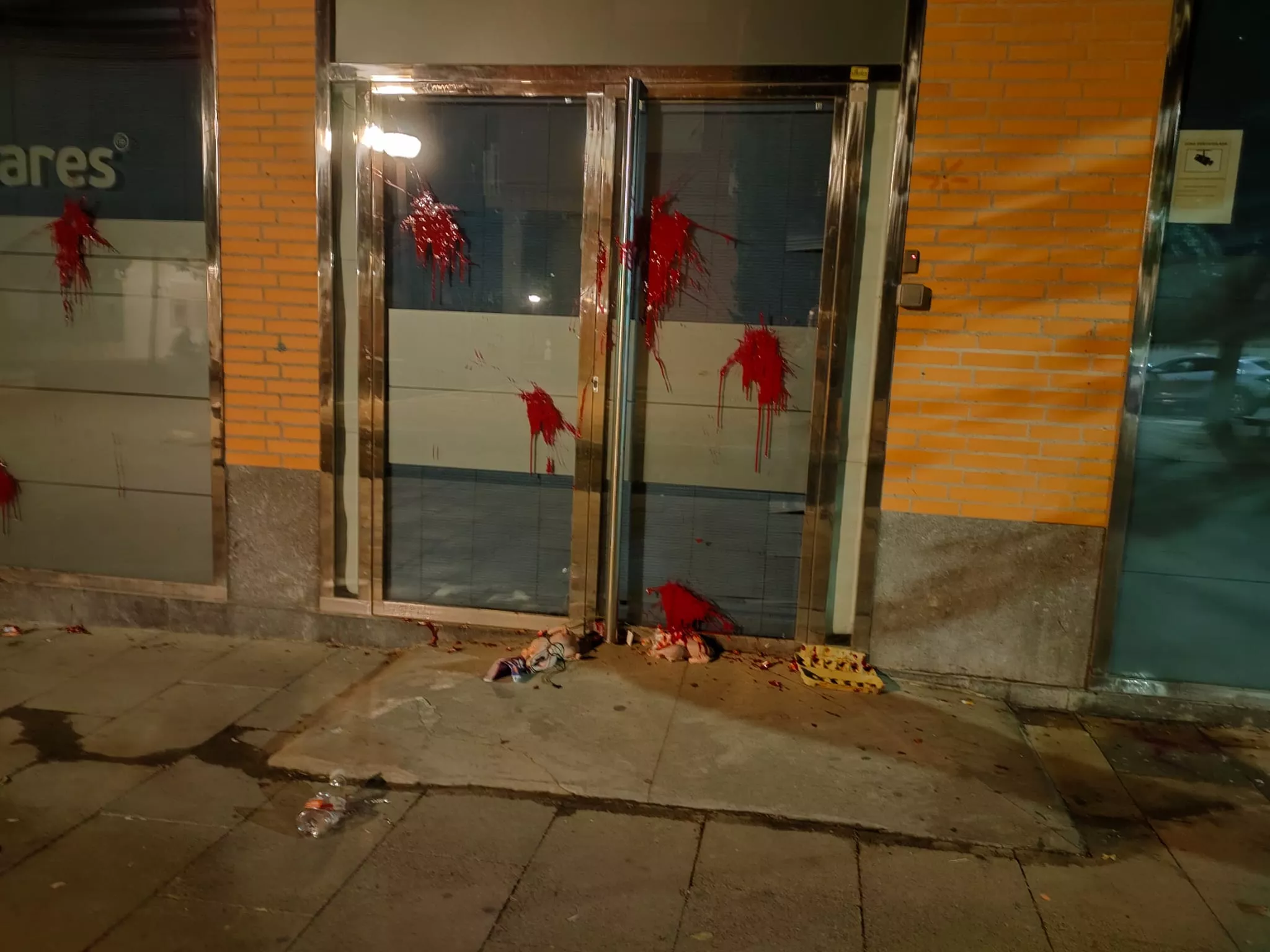 Puerta de la sede del Partido Popular en Huesca, vandalizada esta noche. Foto Miguel Liesa