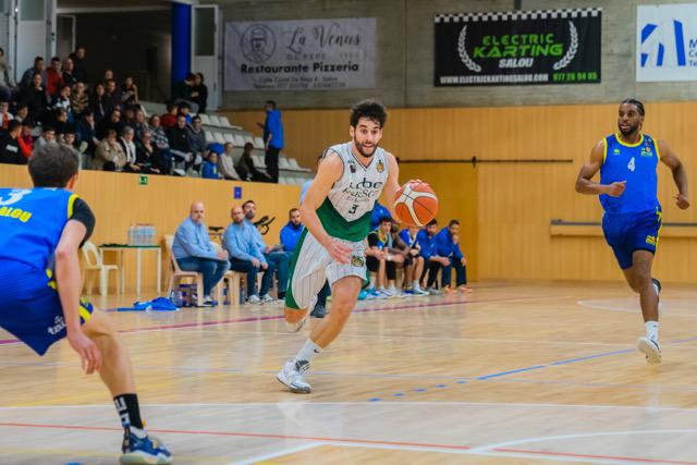 Gerard Rodríguez, jugador del Lobe Huesca, sube un balón en un momento del partido. Foto: Gerard Martí /Diari Més