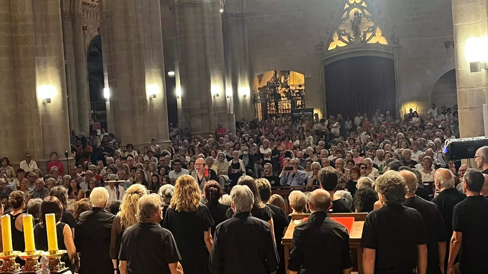 Una abarrotada Catedral de Huesca vibra con el viaje musical y espiritual del góspel de Cor de Cors. Foto Mercedes Manterola Una abarrotada Catedral de Huesca vibra con el viaje musical y espiritual del góspel de Cor de Cors. Foto Mercedes Manterola