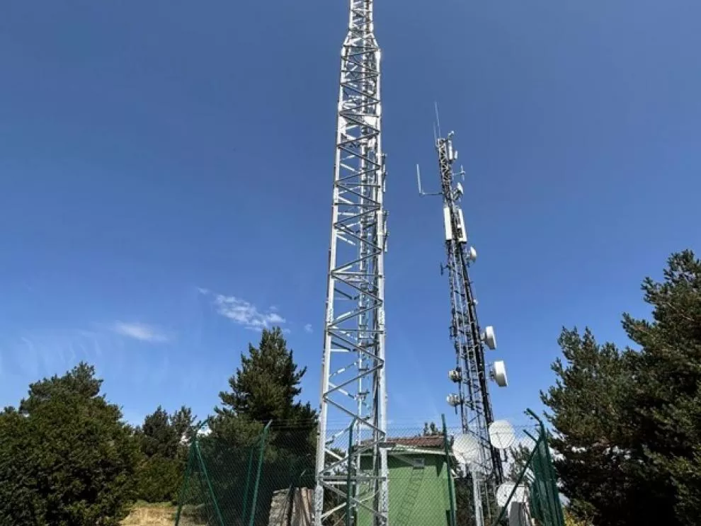Imagen de la torre de telecomunicaciones en Fiscal que permite una mejor cobertura y servicios en la parte occidental de la comarca del Sobrarbe.