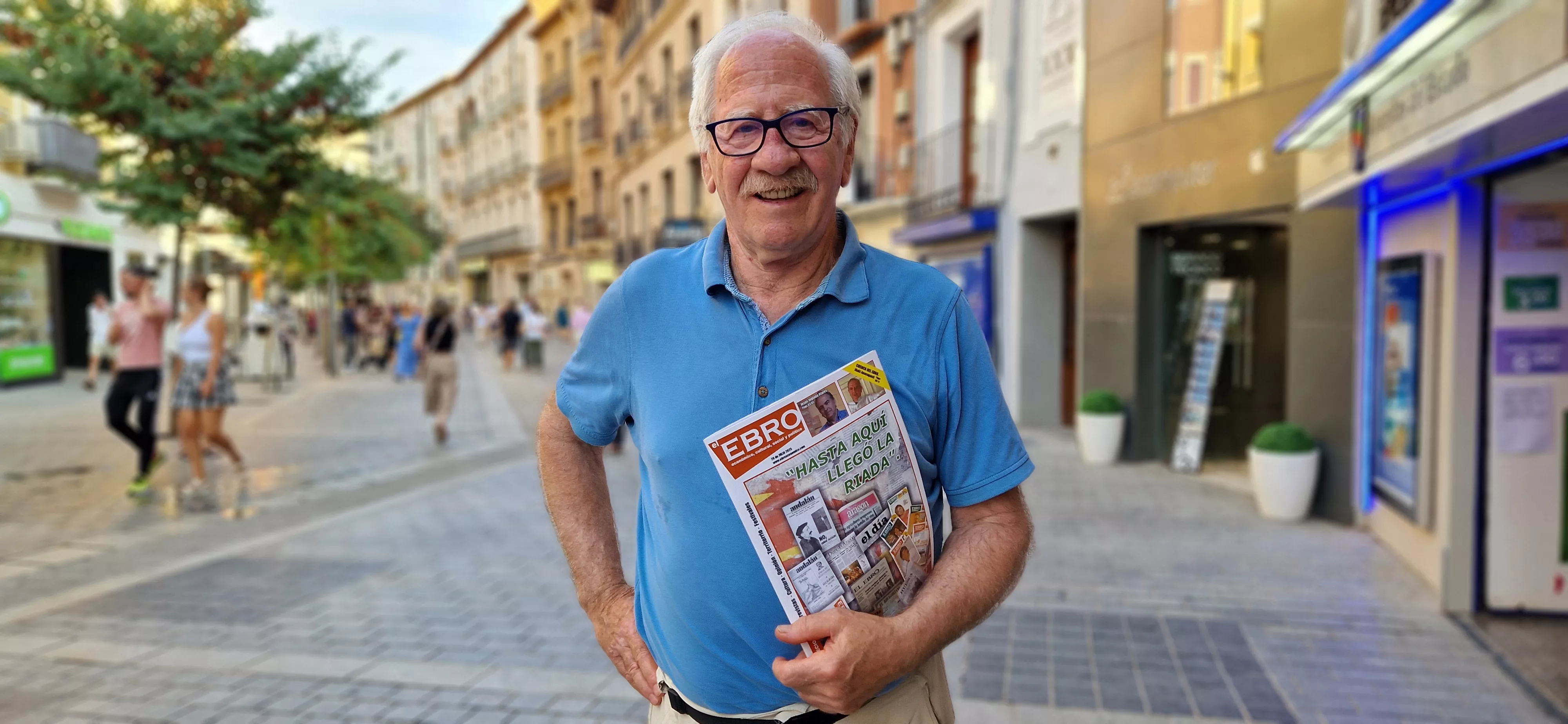 Lorenzo Lascorz, con el último número de Ebro. Foto Myriam Martínez
