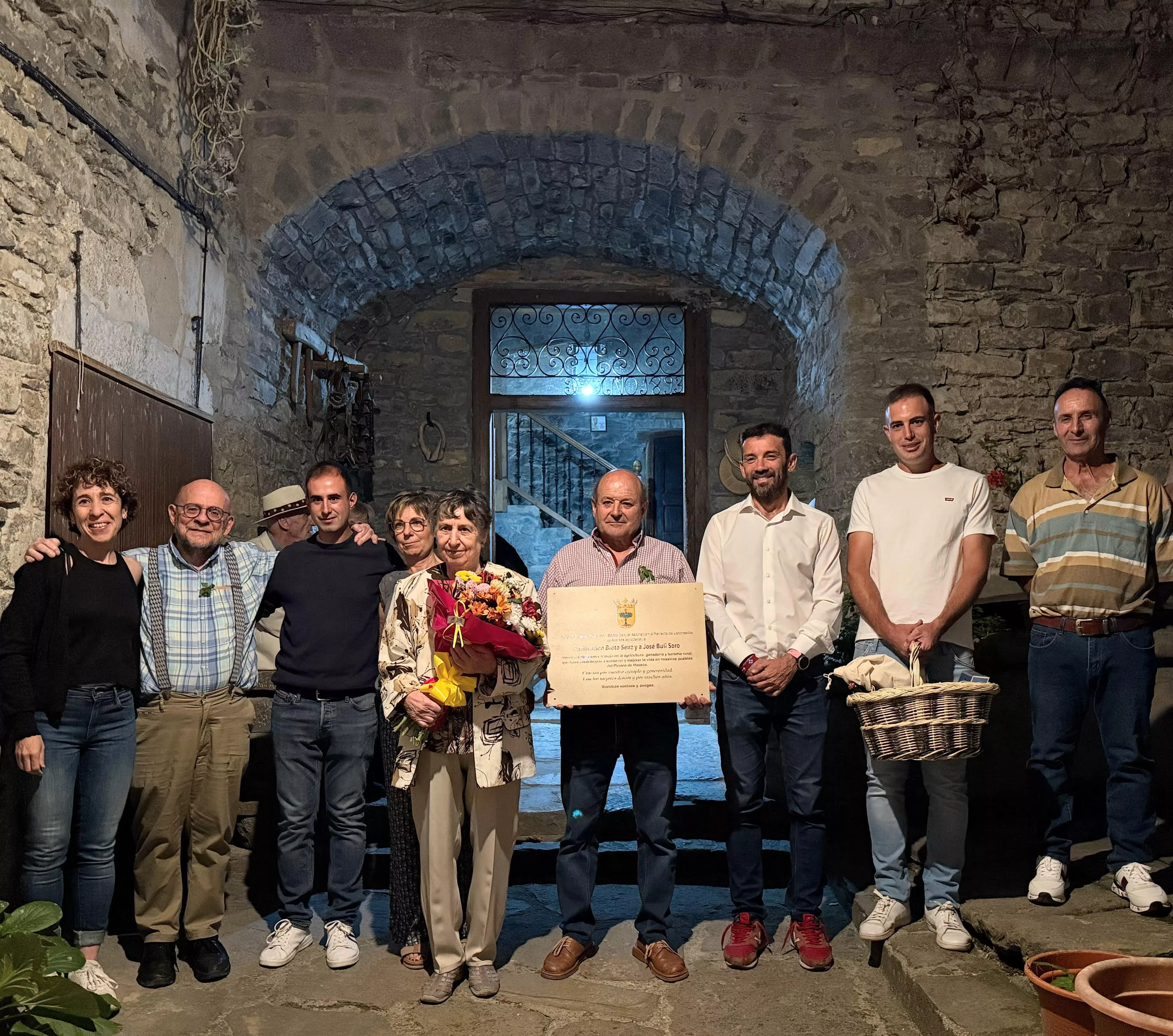 Purificación Broto sostiene el ramo de flores junto a familiares y representantes del ayuntamiento (002)