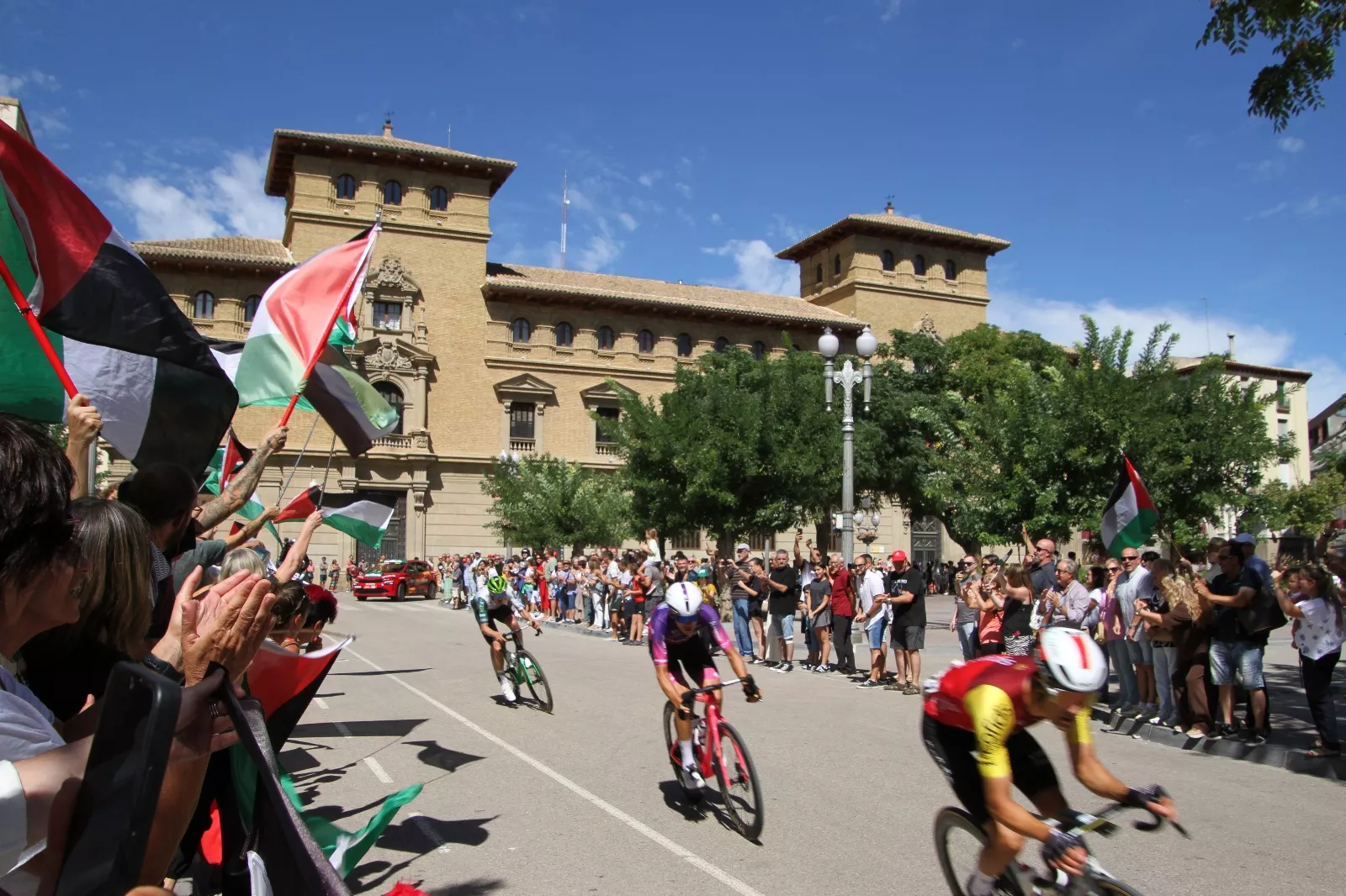 Paso por Huesca de la Vuelta Ciclista a España. Foto Carlos Neofato