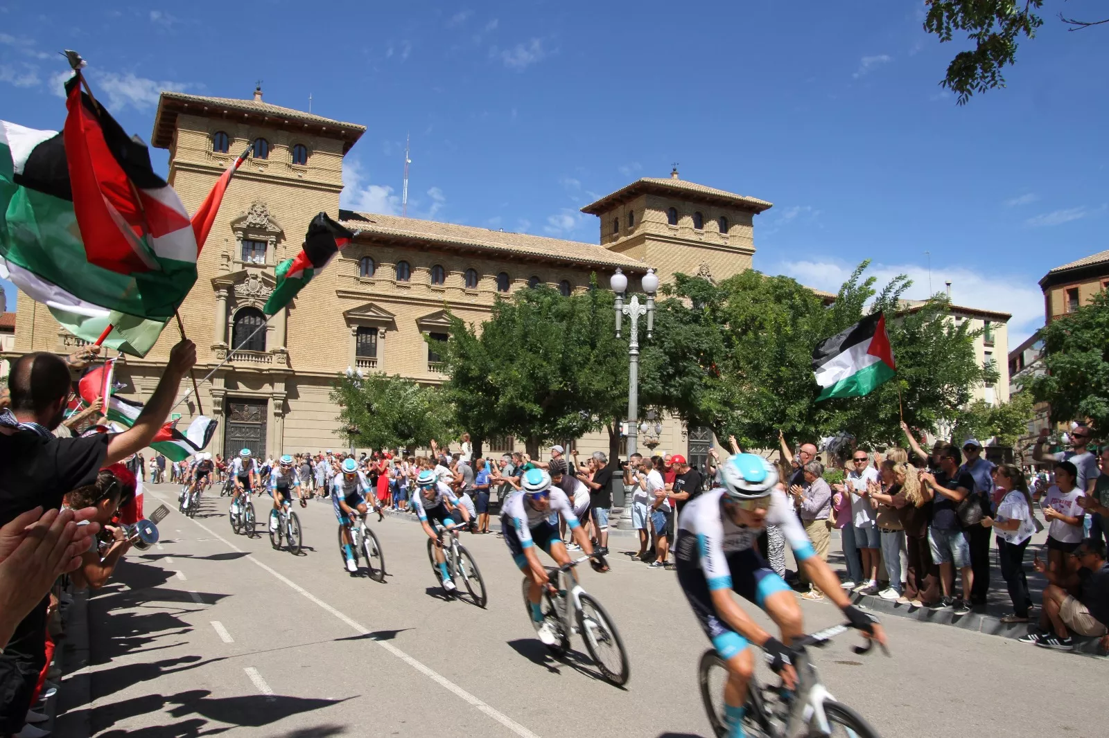 Paso por Huesca de la Vuelta Ciclista a España. Foto Carlos Neofato
