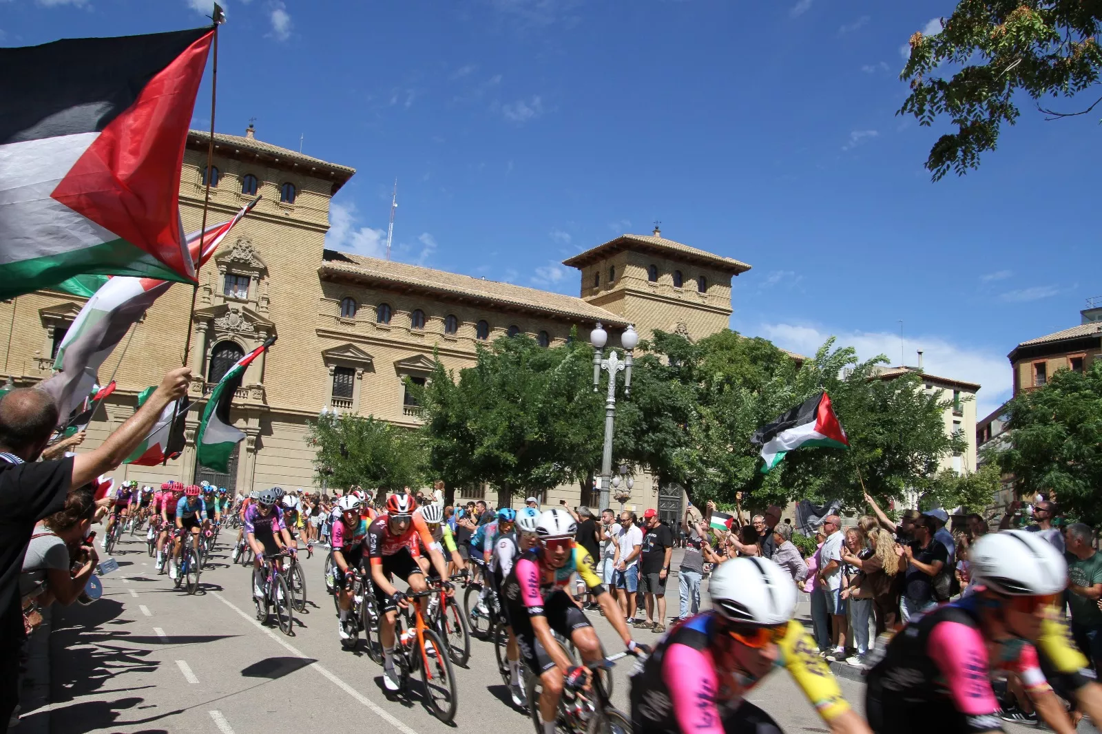 Paso por Huesca de la Vuelta Ciclista a España. Foto Carlos Neofato