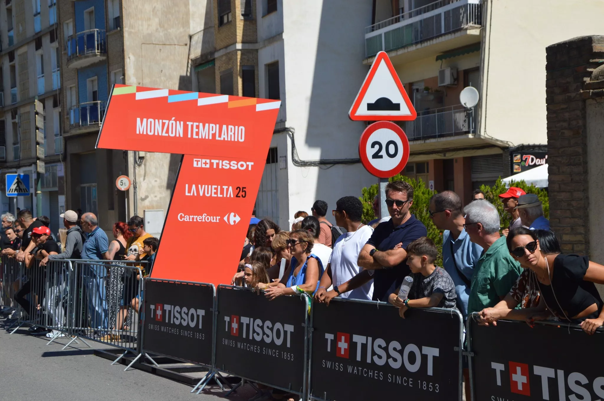 Salida de la Vuelta a España desde el Monzón Templario
