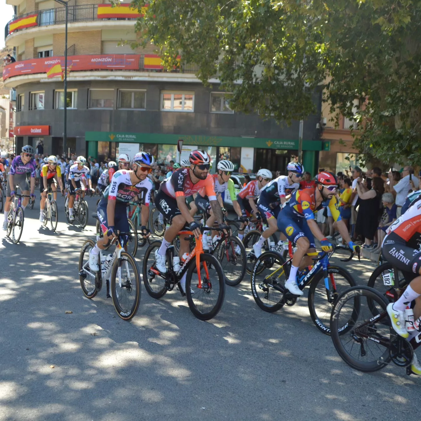 Salida de la Vuelta a España desde el Monzón Templario