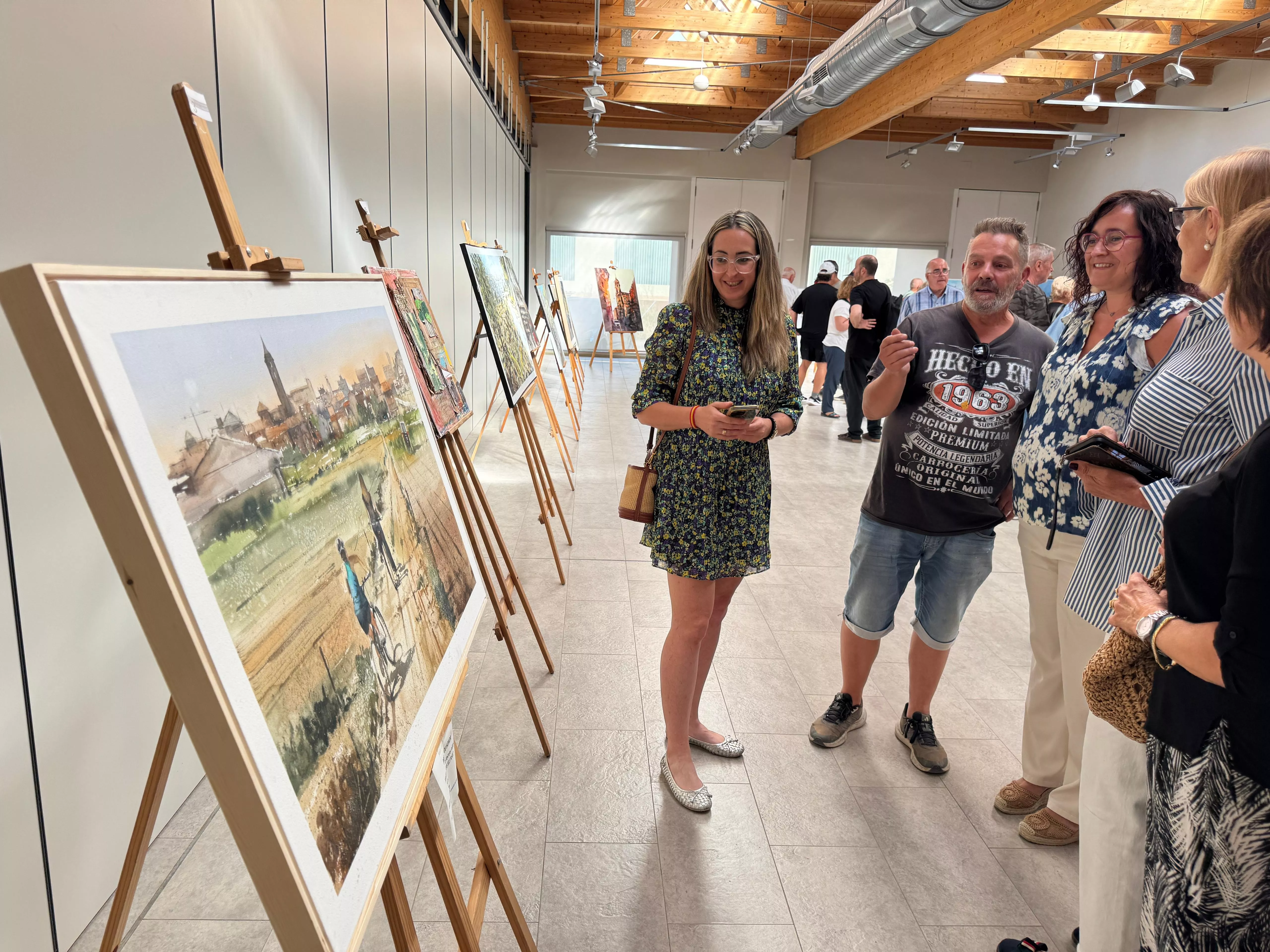 Abel Florido con Beatriz Oliván y Patricia Rivera viendo su cuadro ganador del Premio del Concurso de Pintura Rápida de Binéfar