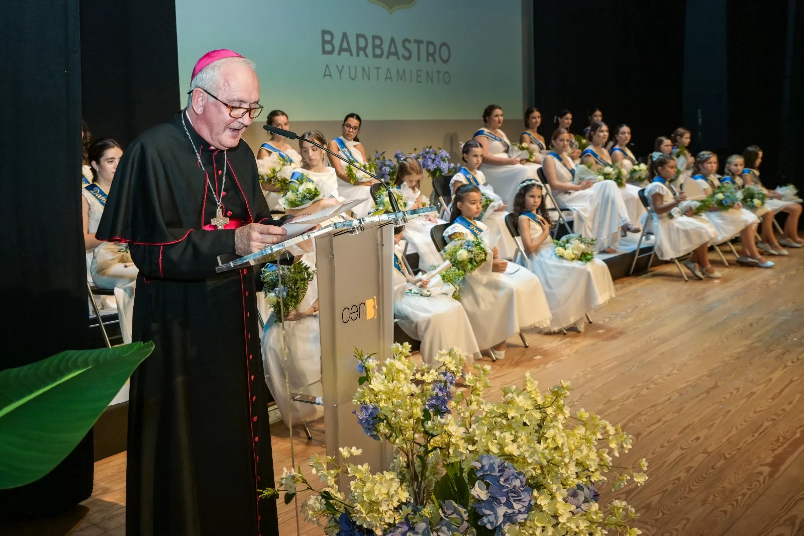 Monseñor Ángel Pérez con las Damas de Honor en el pregón de Barbastro del obispo. Foto Eva Zamora y David Gatta