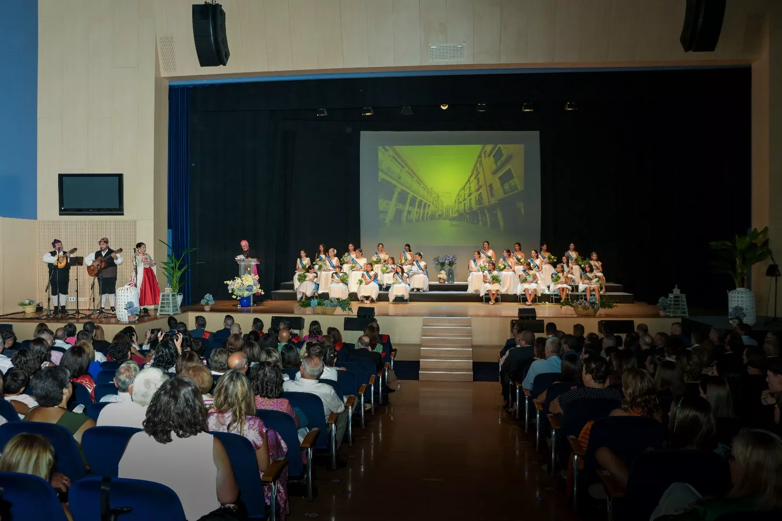 Presentación de Damas y el pregón de monseñor Ángel Pérez en Barbastro. Fotos Eva Zamora y David Gatta